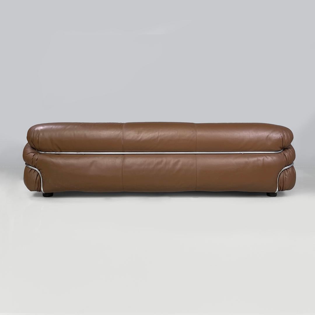 Italienisches modernes braunes Ledersofa Sesann Gianfranco Frattini für Cassina, 1970er Jahre im Zustand „Gut“ im Angebot in MIlano, IT
