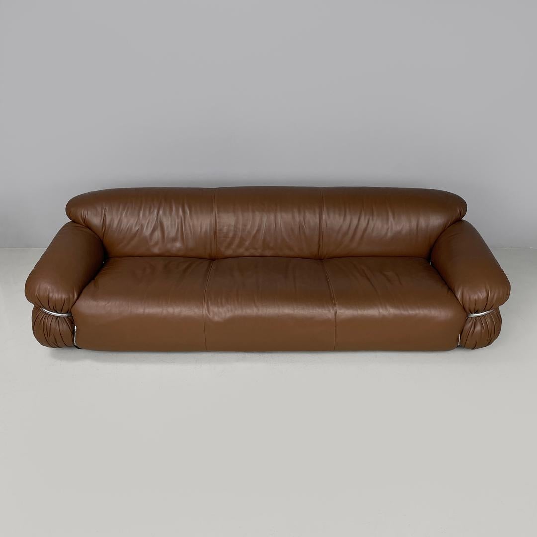Italienisches modernes braunes Ledersofa Sesann Gianfranco Frattini für Cassina, 1970er Jahre (Metall) im Angebot
