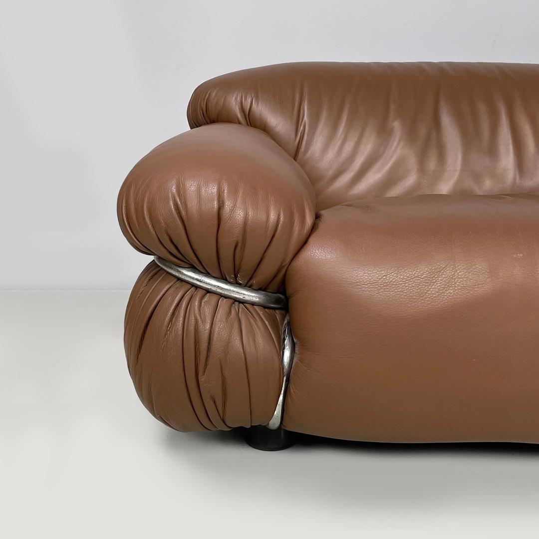 Italienisches modernes braunes Ledersofa Sesann Gianfranco Frattini für Cassina, 1970er Jahre im Angebot 1