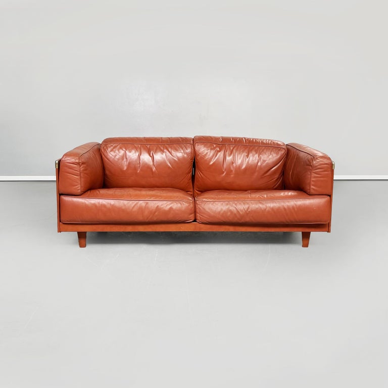 Italian modern Brown leather sofa Twice by Cerri for Poltrona Frau, 1980s
Two seater sofa mod. Twice in brown leather. The seat is made up of two cognac-colored leather cushions, like the backrest. The armrests are two cushions placed vertically.