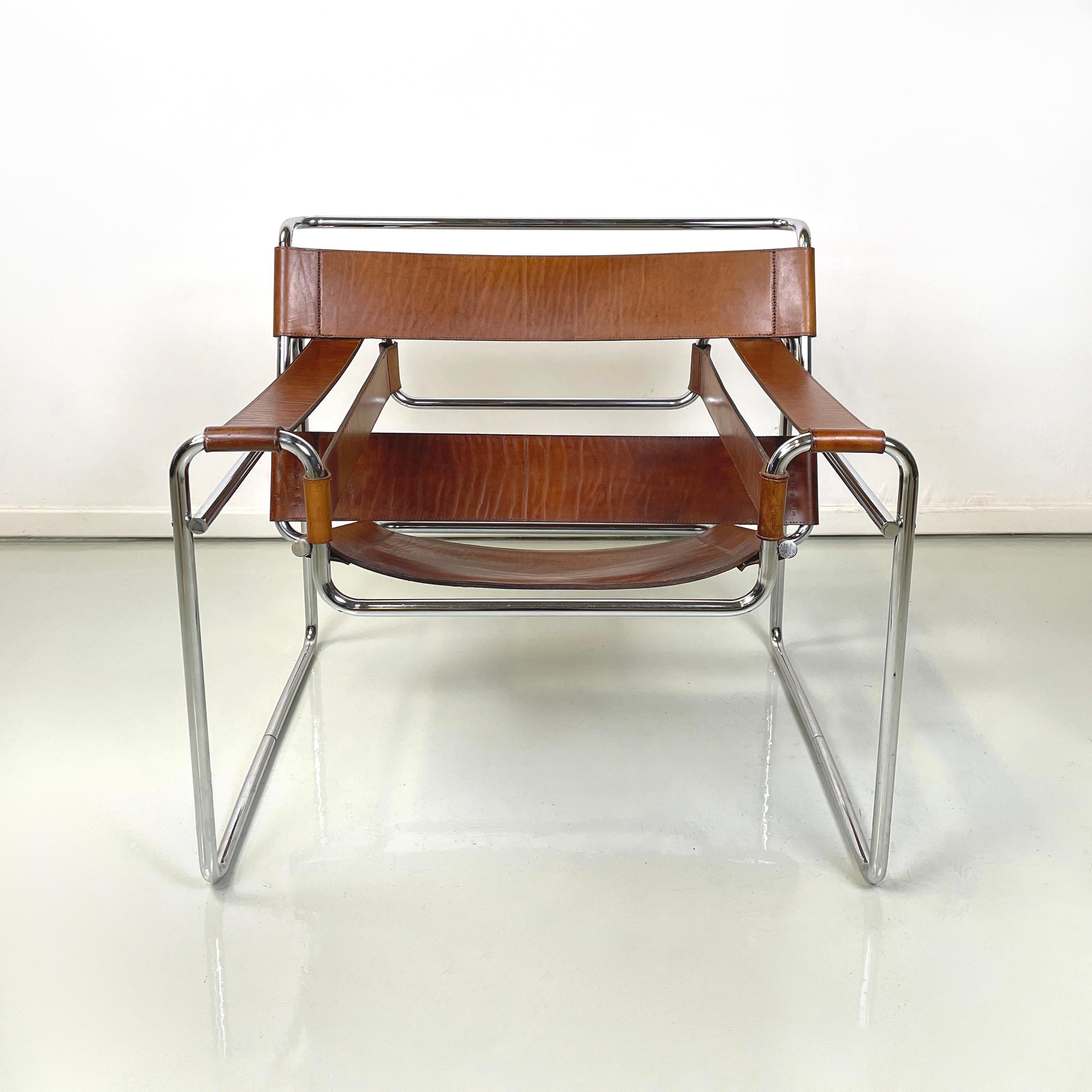 Italienische Moderne Sessel aus braunem Leder und verchromtem Stahl Wassily oder B3 von Marcel Breuer für Gavina, 1970er Jahre
Ikonischer Sessel Mod. Wassily oder B3 mit verchromtem Stahlrohrgestell. Die Rückenlehne, die Armlehnen und der Sitz sind