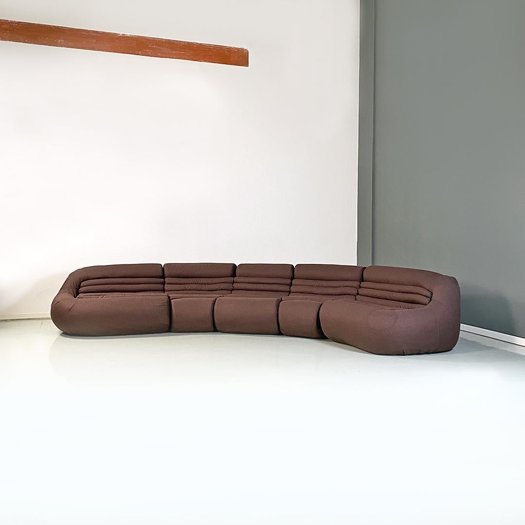 Canapé modulaire italien moderne en tissu brun Carrera de De Pas, D'Urbino et Lomazzi pour BBB Bonacina, 1969.
Canapé modulaire modèle Carrera, aux formes très douces et irrégulières, avec une structure entièrement rembourrée en mousse de