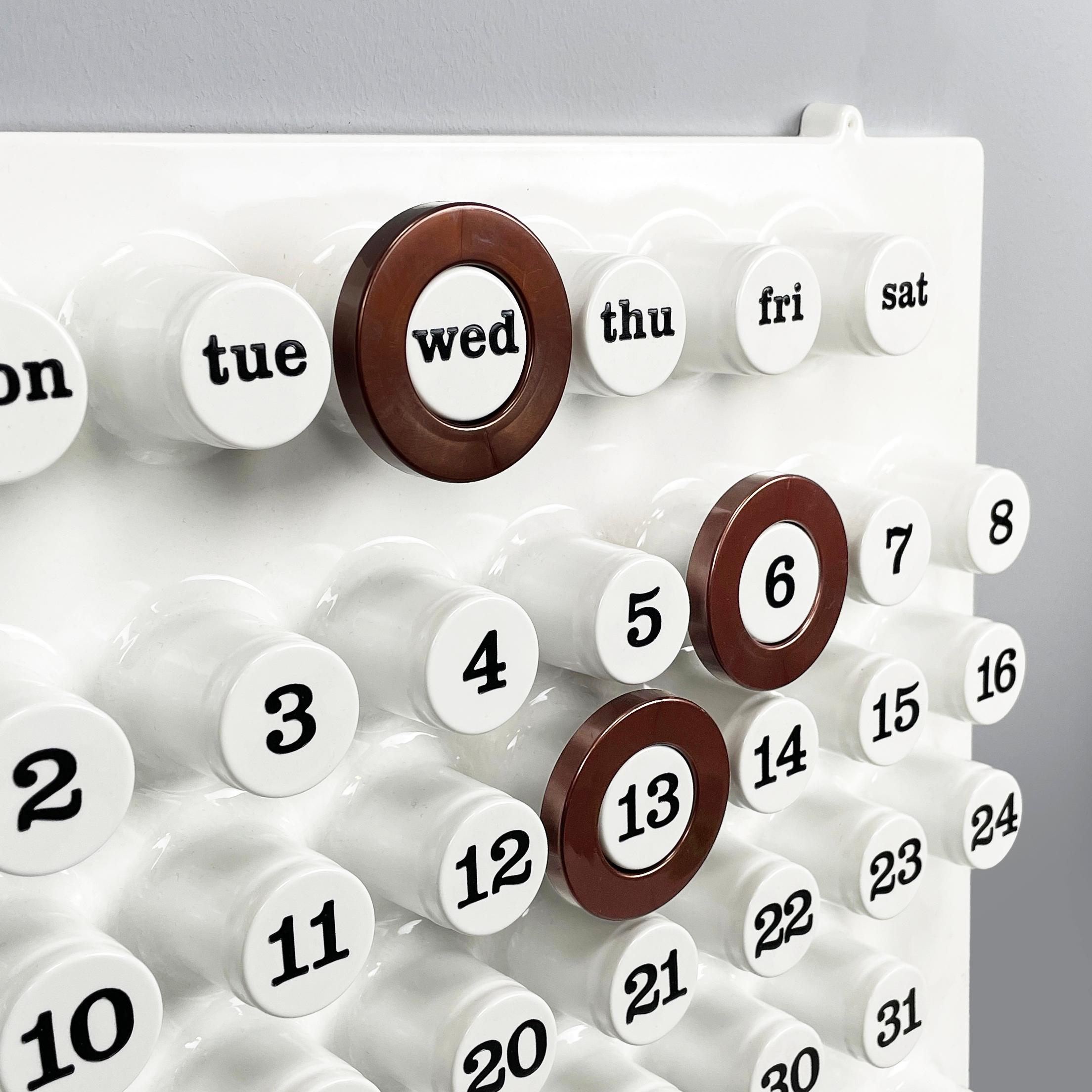 Italian modern brown rings for the perpetual wall calendar by Ring A Date, 2020s
Set of 3 round rings for the perpetual wall calendar by Ring A Date, in brown plastic. The ring has the function of marking the day, number and month on the calendar.