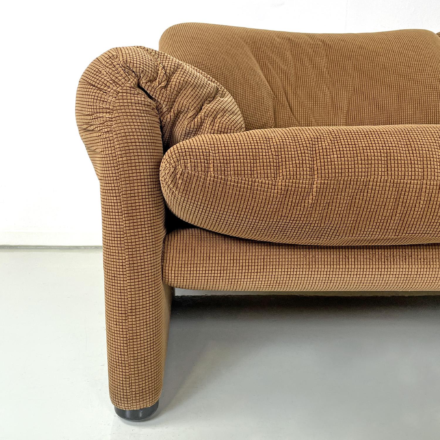Italian modern brown sofas Maralunga by Vico Magistretti for Cassina, 1973 For Sale 4