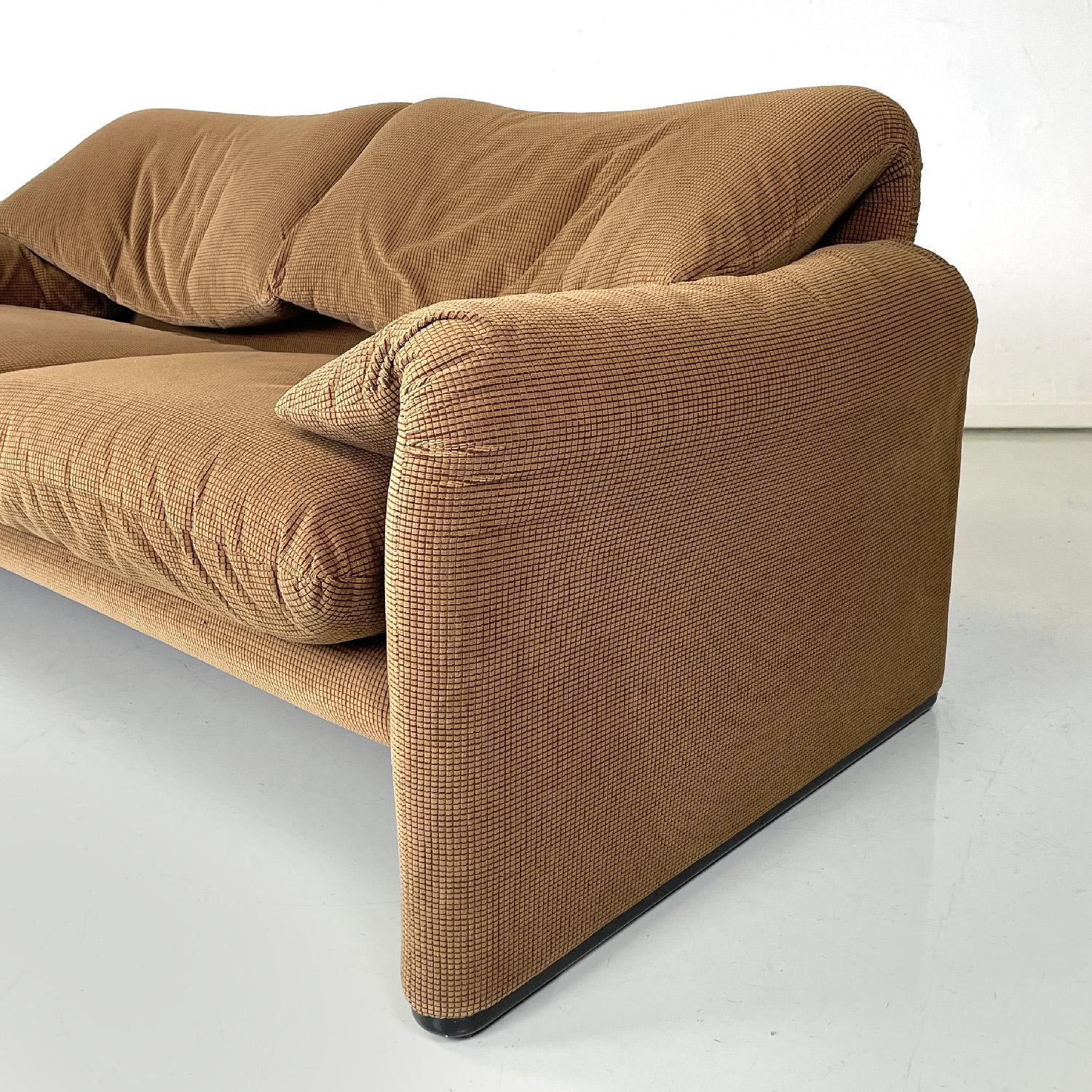 Italian modern brown sofas Maralunga by Vico Magistretti for Cassina, 1973 For Sale 5