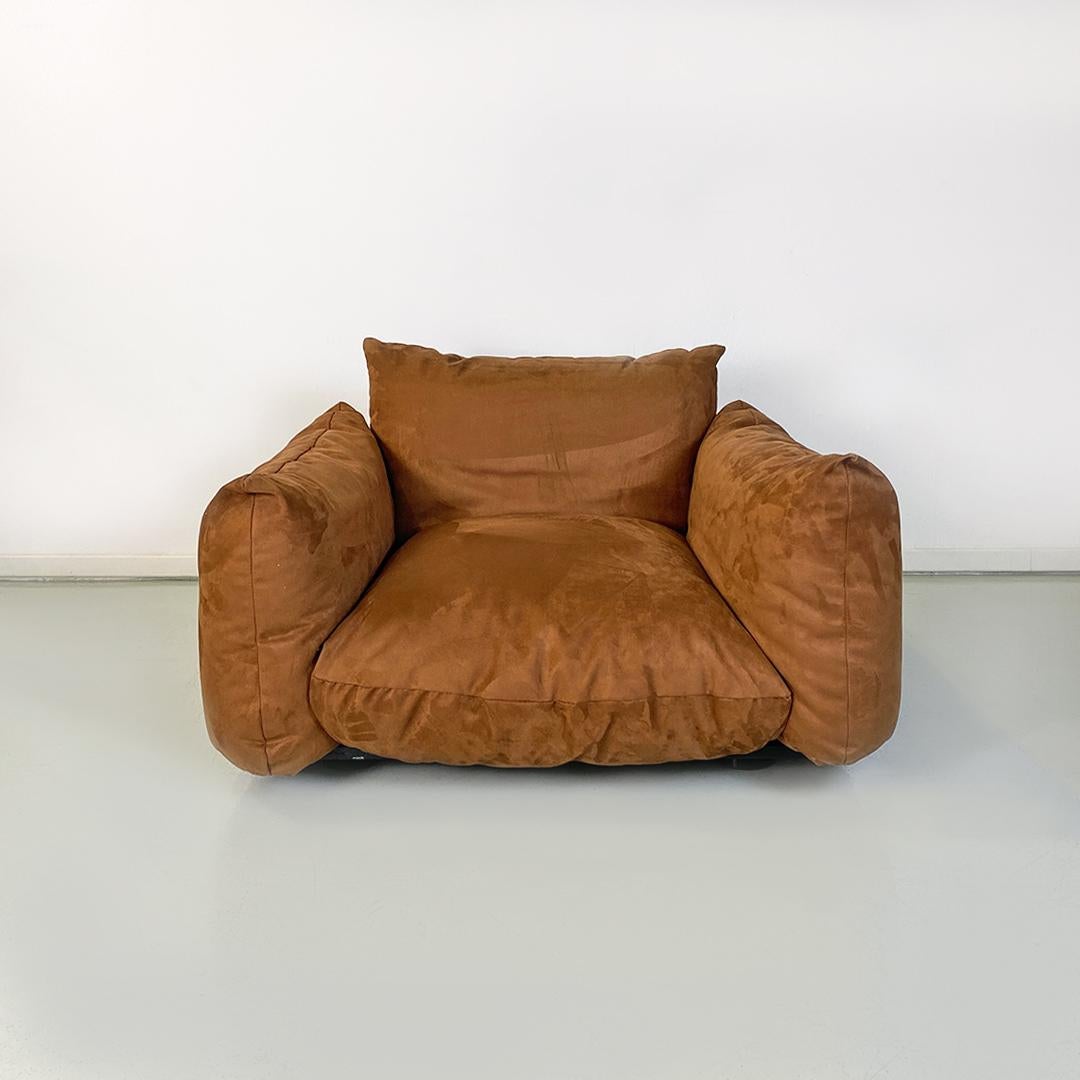 Italian modern brown suede Marenco armchair by Mario Marenco for Arflex, 1970s.
Marenco model armchair, with invisible metal structure and wooden base, to which the cushions that compose it are anchored, covered in suede.
Project by Mario Marenco
