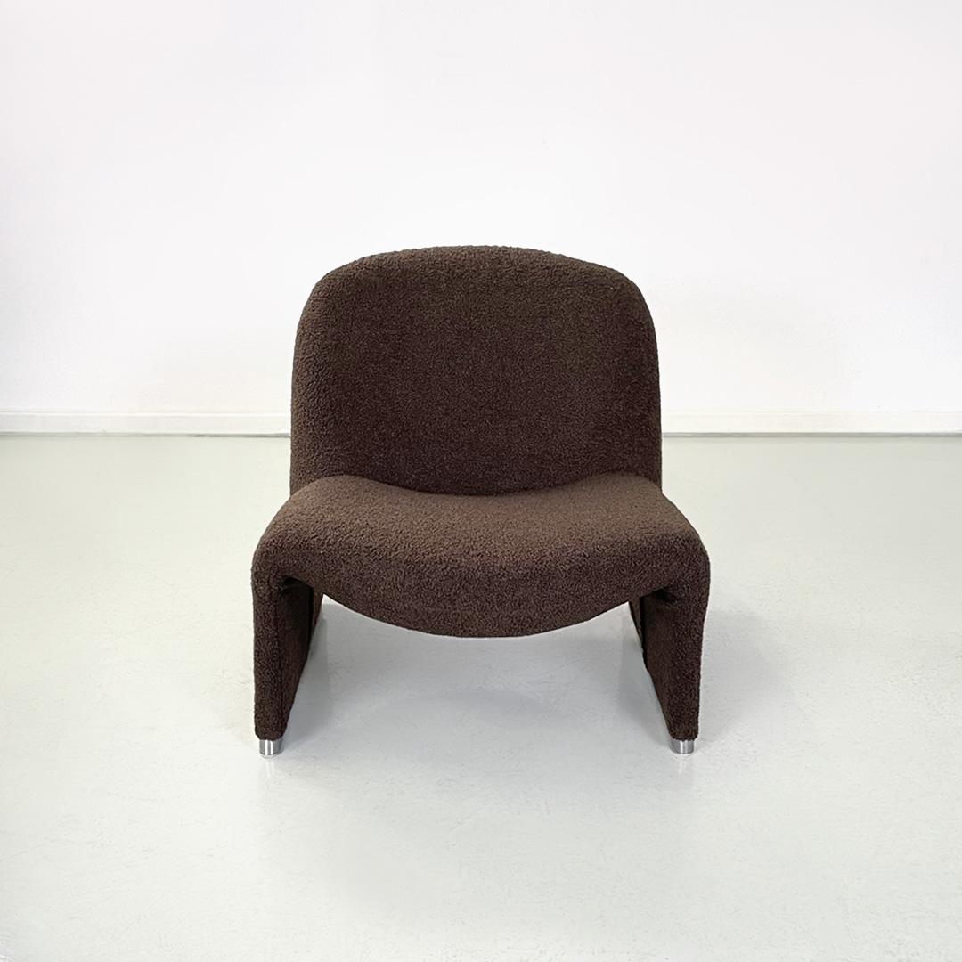 Italian modern brown teddy Alky armchairs by Giancarlo Piretti for Anonima Castelli, 1970s
Pair of Alky model monocoque armchairs, in soft brown teddy fabric. The shell is provided on both sides with satin aluminum profiles.
Produced by Anonima