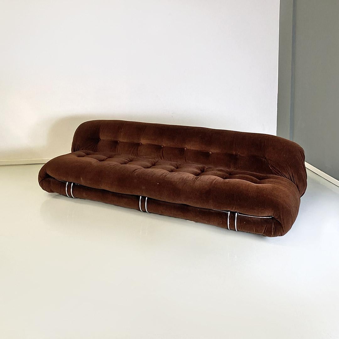 Italian modern brown velvet and metal iconic Soriana sofa by Afra and Tobia Scarpa for Cassina, 1970s.
Iconic sofa model Soriana, large, four seats or three comfortable seats, with fully padded seat upholstered in the original brown velvet fabric