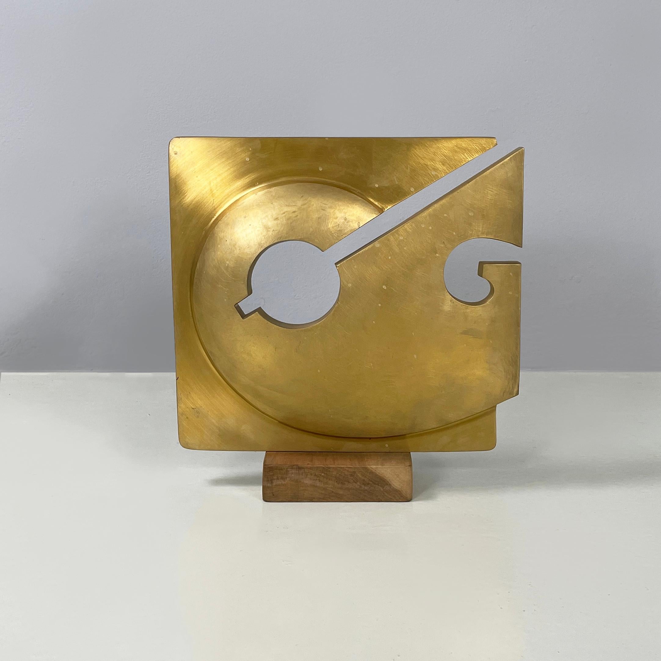 Italian modern brutalist Brass sculpture by Edmondo Cirillo, 1970s
Brass sculpture with a rectangular base with reference to the brutalist style. The front of the sculpture is square and curved with perforated parts, which gives it a dynamic shape.