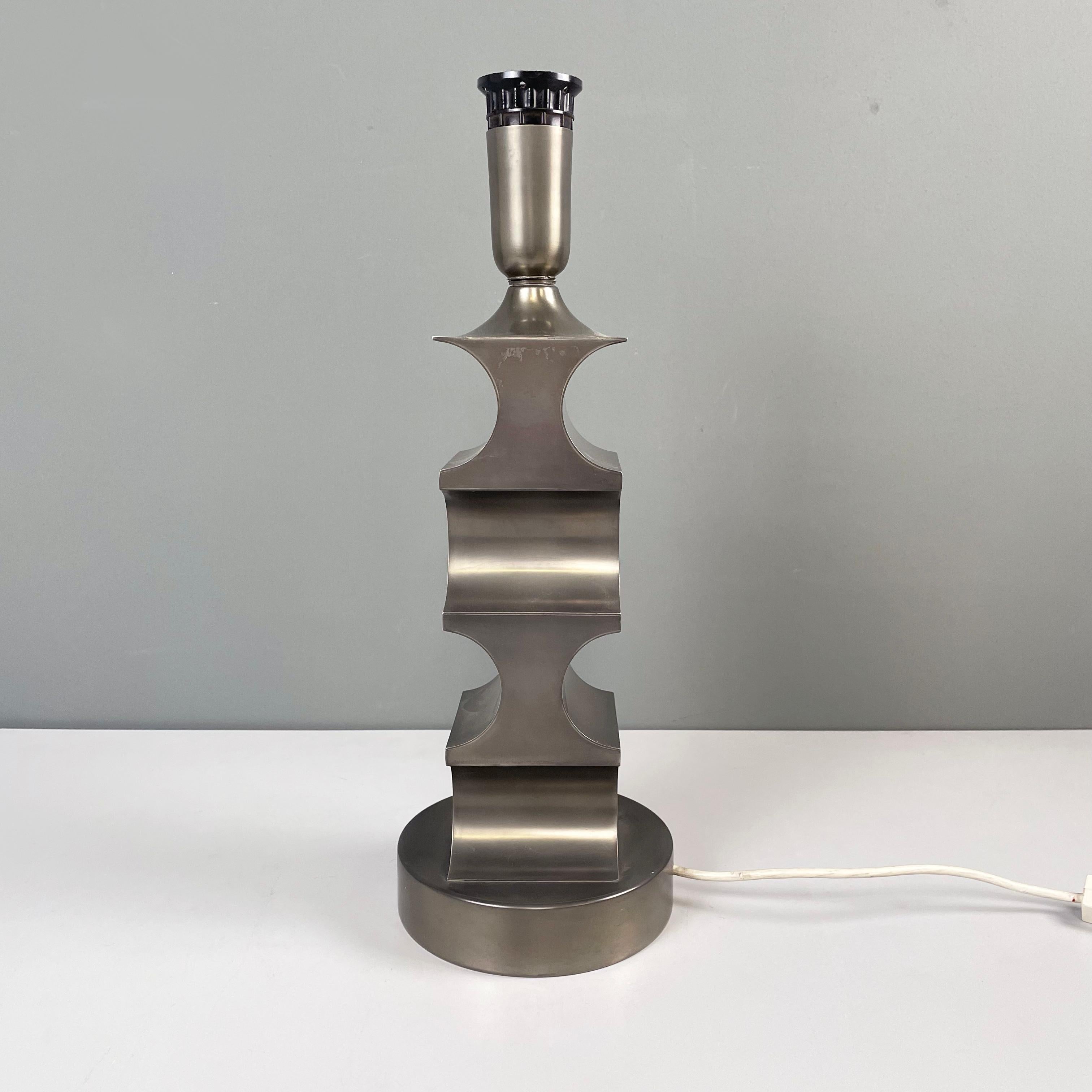 Italian modern brutalist Geometrical table lamp in pewter, 1970s In Good Condition For Sale In MIlano, IT
