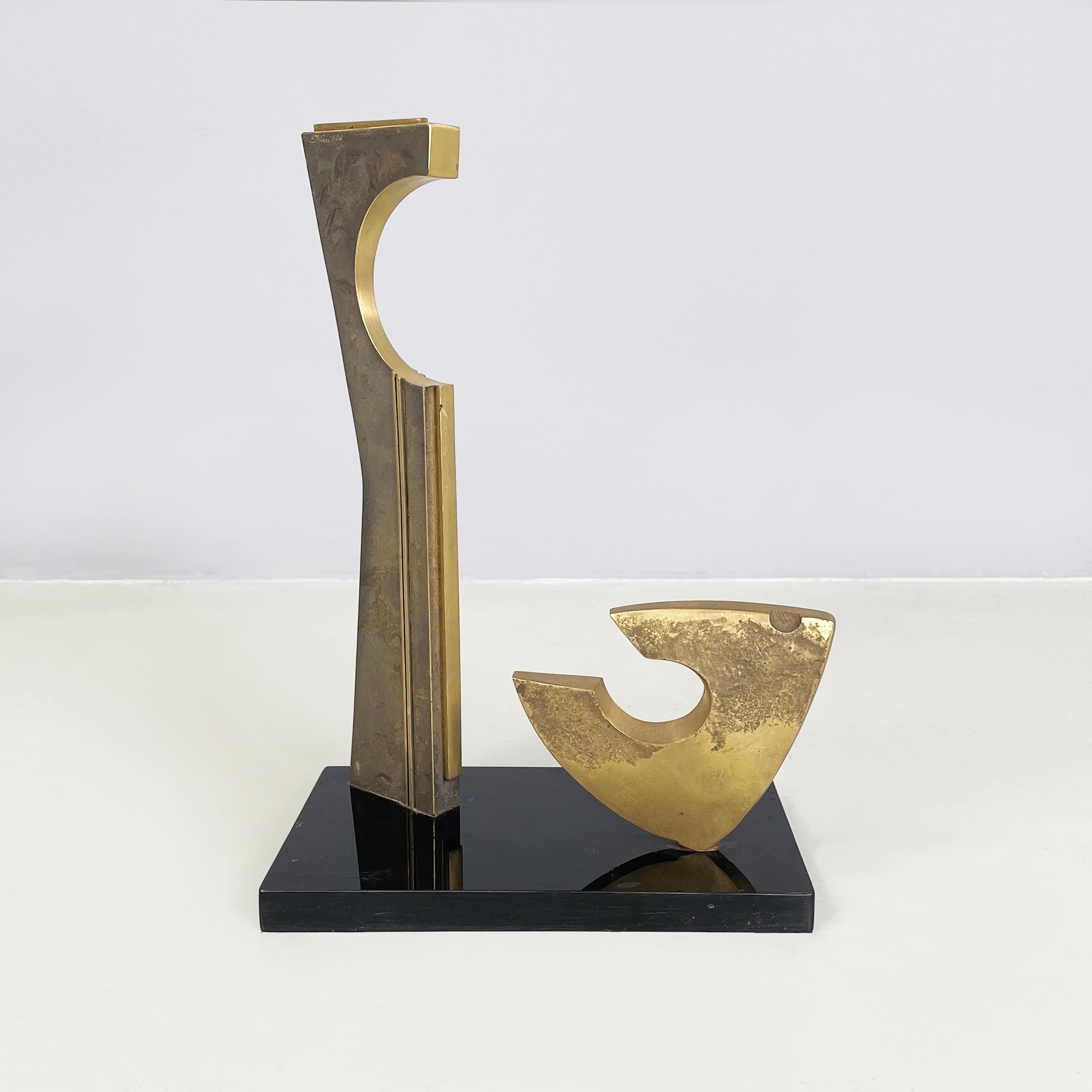 Sculture in ottone in stile Brutalista moderno italiano di Edmondo Cirillo, 1982
Coppia di sculture di dimensioni diverse in ottone con riferimento allo stile brutalista. Le due opere presentano una forma irregolare e dinamica. La scultura più alta