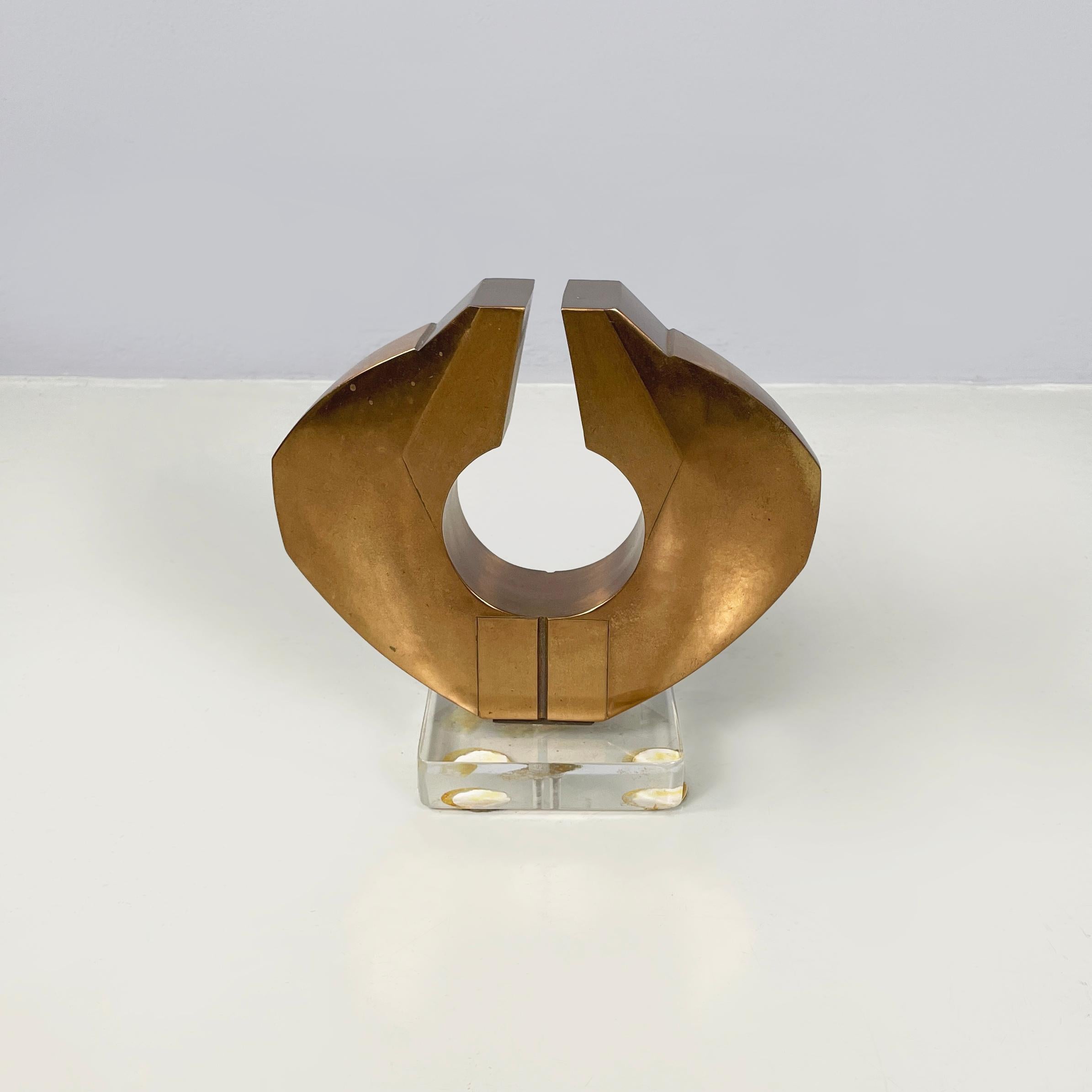 Scultura in bronzo in stile brutalista moderno italiano di Edmondo Cirillo, anni '70
Scultura in bronzo con riferimento allo stile brutalista. La forma è a U arrotondata, più spessa al centro e più sottile ai lati. Sulla parte anteriore presenta una