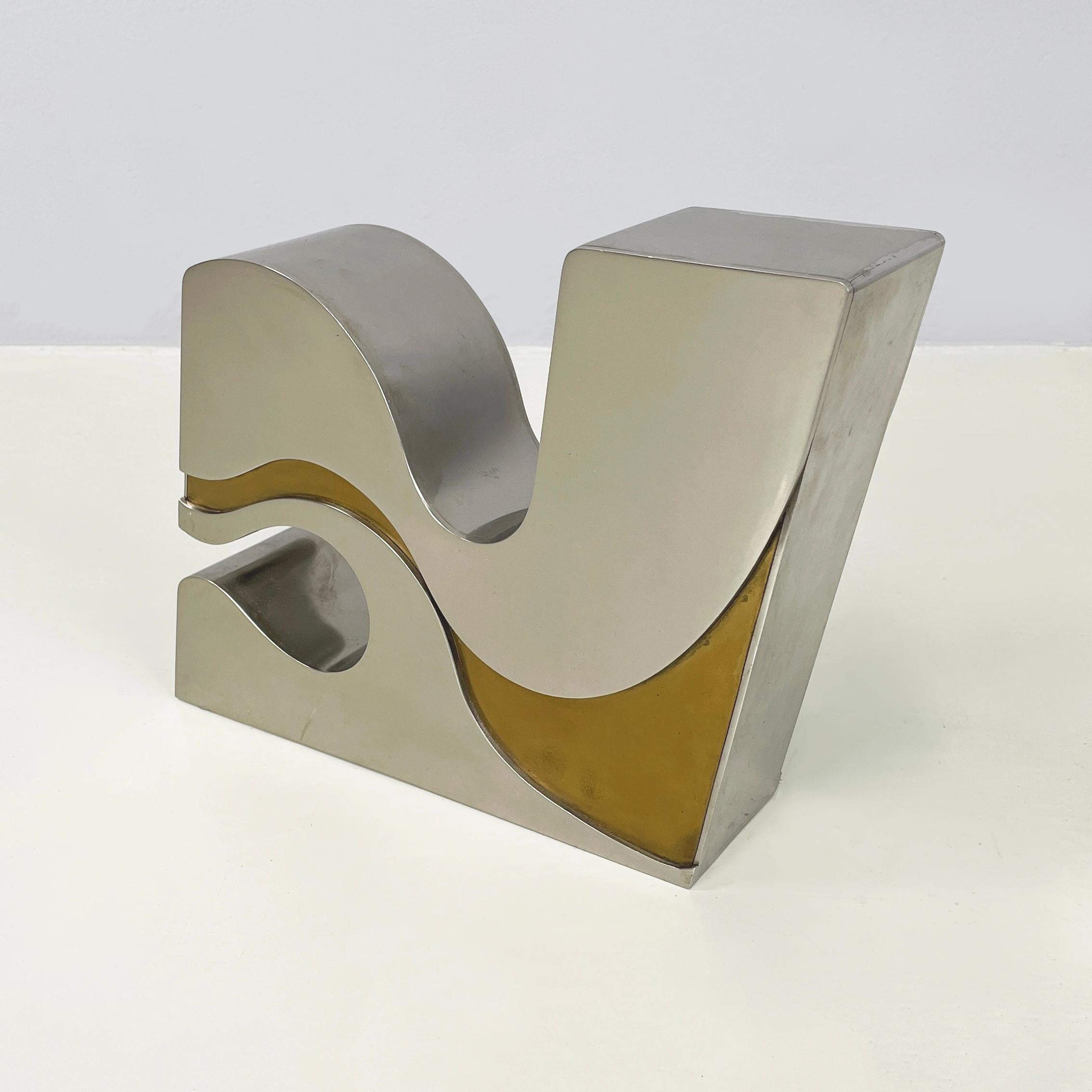 Sculpture moderne italienne de style brutaliste en métal et métal doré par Edmondo Cirillo, 1972
Sculpture à base rectangulaire en métal et métal avec finitions dorées, en référence au style brutaliste. La forme alterne des parties rondes et