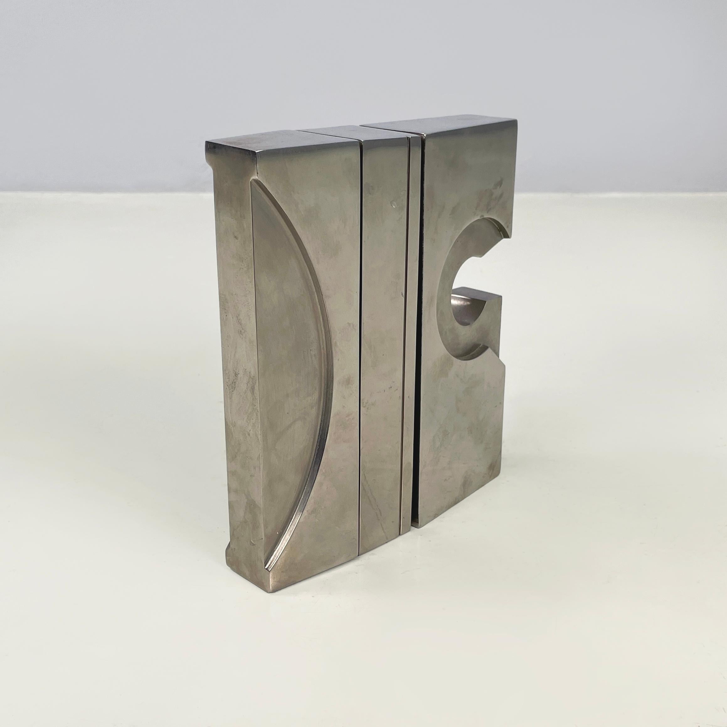Escultura de metal de estilo Brutalista moderno italiano de Edmondo Cirillo, 1976
 Escultura metálica de base rectangular con referencia al estilo brutalista. La obra se compone de 3 módulos, móviles pero anclados entre sí. En la parte frontal hay