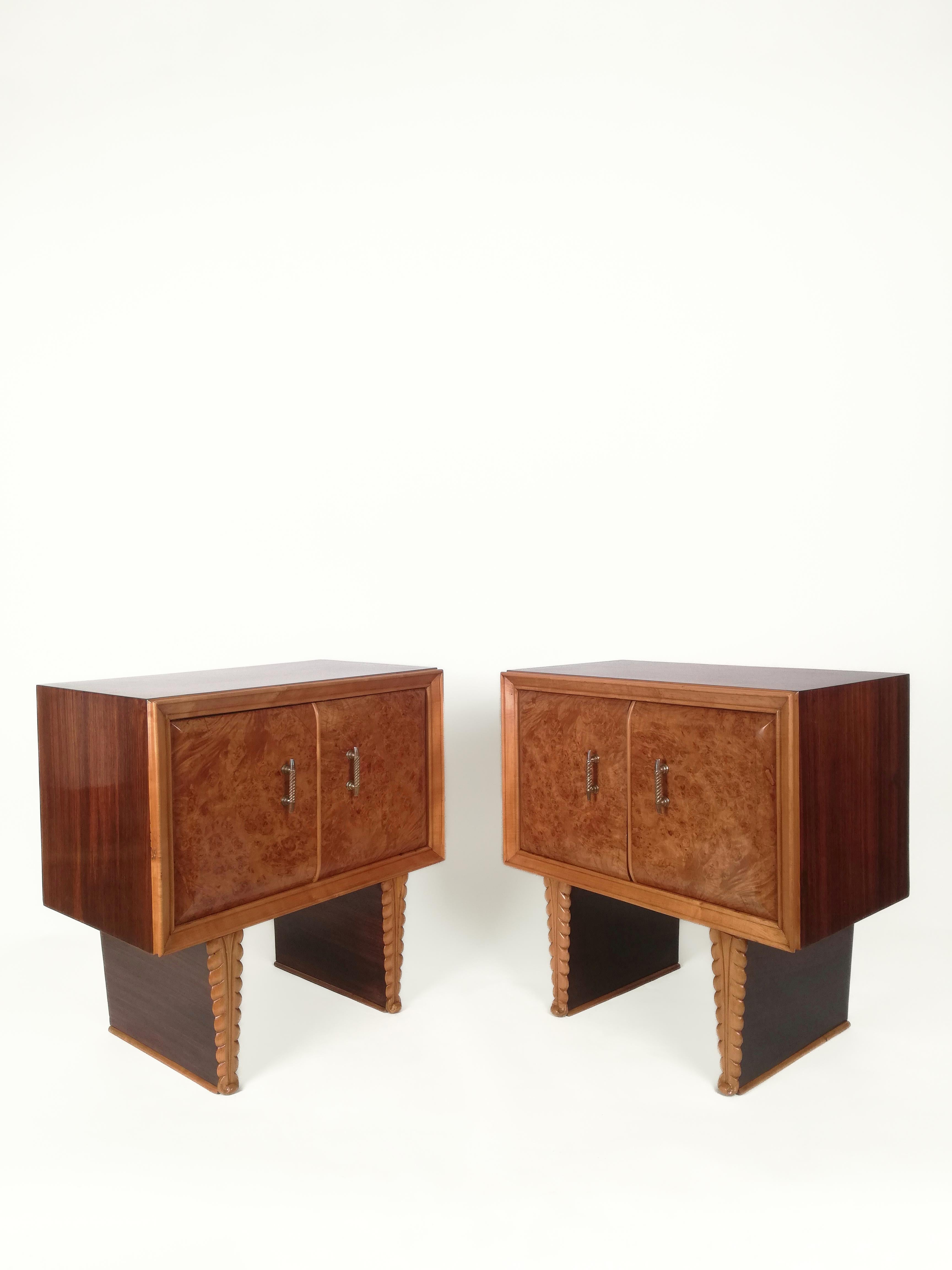 A Pair of very Elegant Mid-Century Modern nightstands in the style of Paolo Buffa datable around the 1950s
These bedside table were made in Italy with fine materials like Burled Walnut, Mahogany veneer and solid maple and the different types of