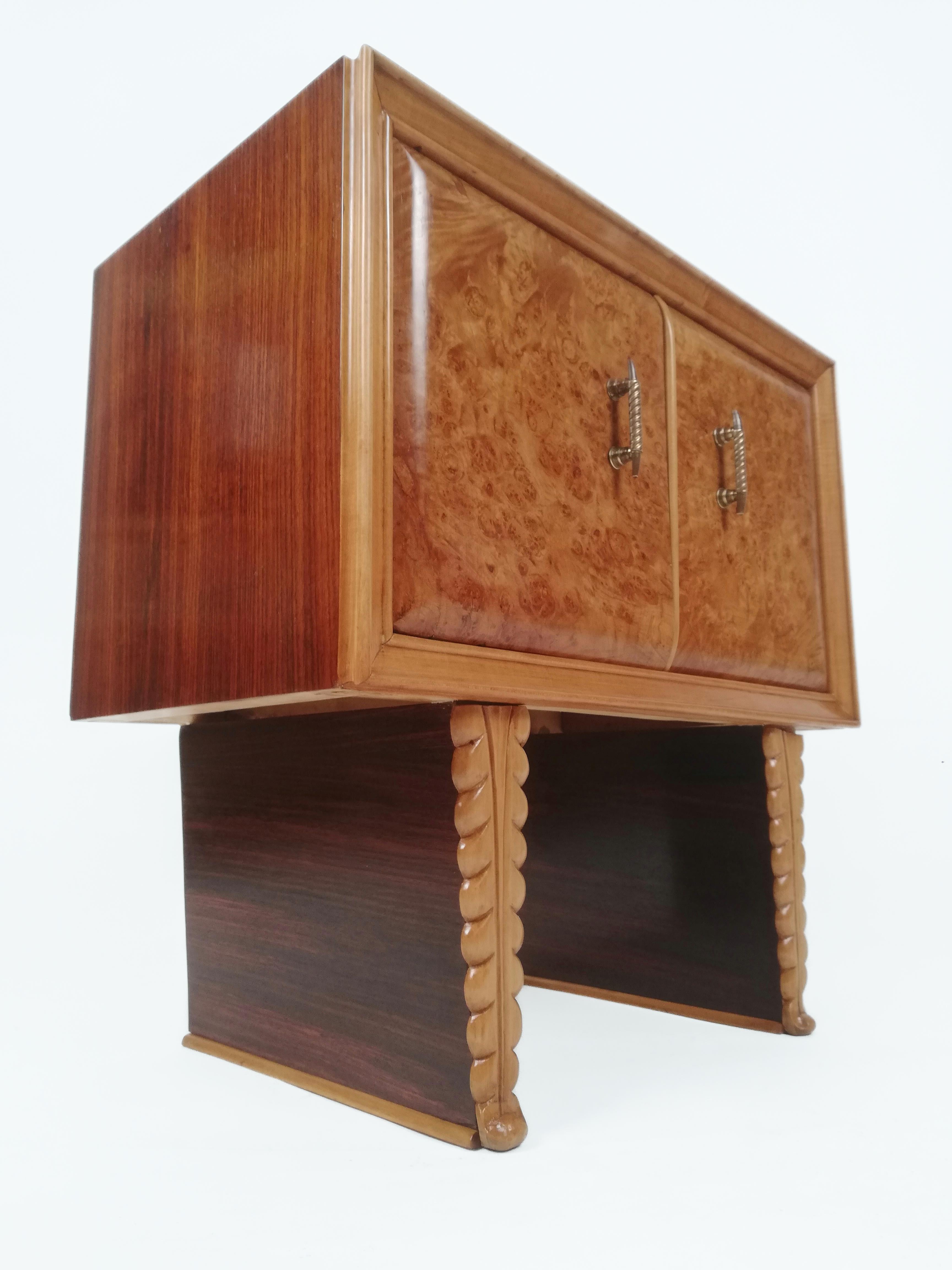 Italian Modern Burled Walnut Bedside Tables in the Style of Paolo Buffa  In Good Condition In Roma, IT