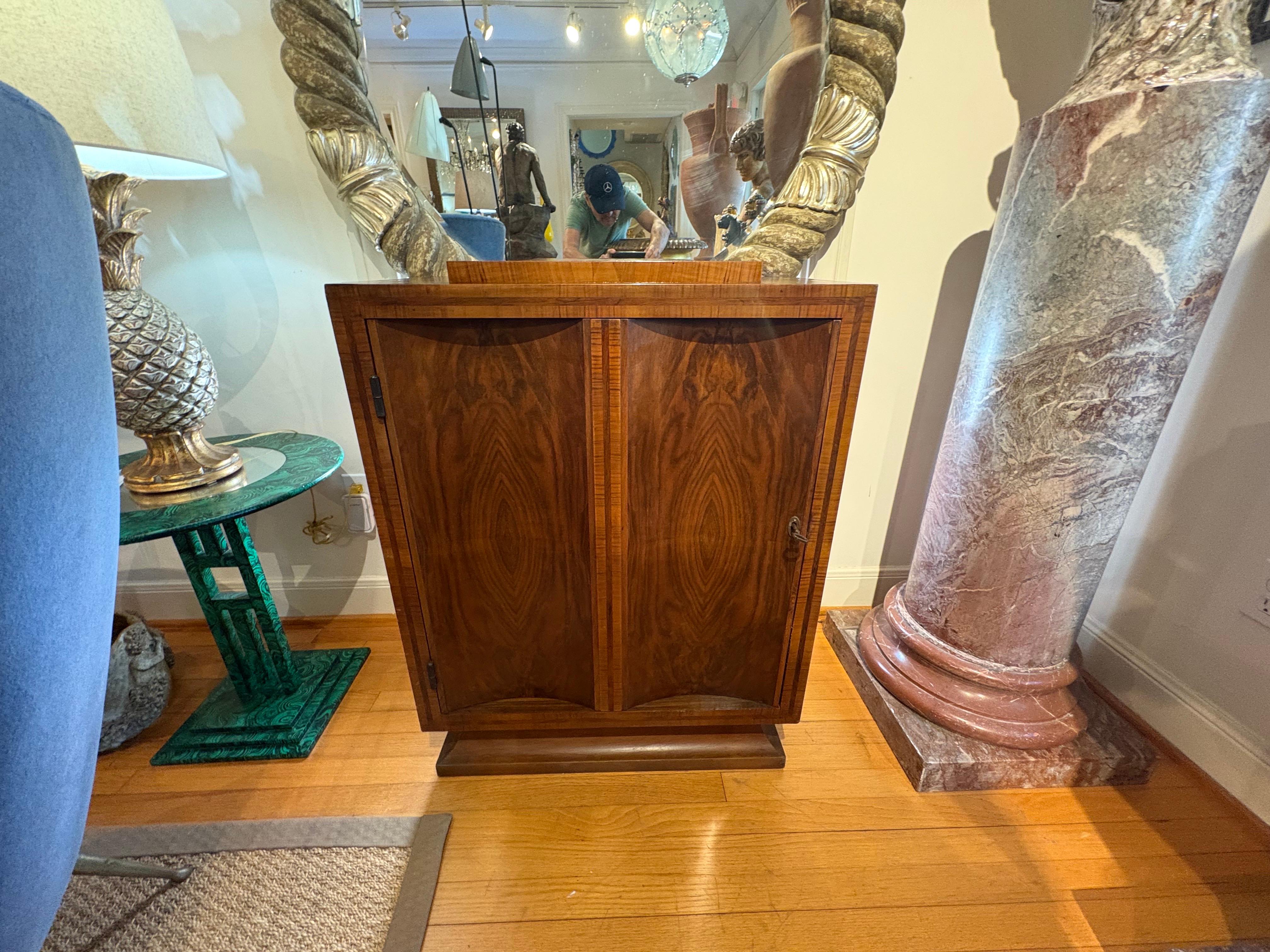 Cabinet moderne italien d'Osvaldo Borsani.
Ce meuble sculptural en noyer a été conçu par le célèbre architecte et designer de meubles italien Design/One dans les années 1950. Ce meuble repose sur un socle avec une seule étagère, clin d'œil à la fin