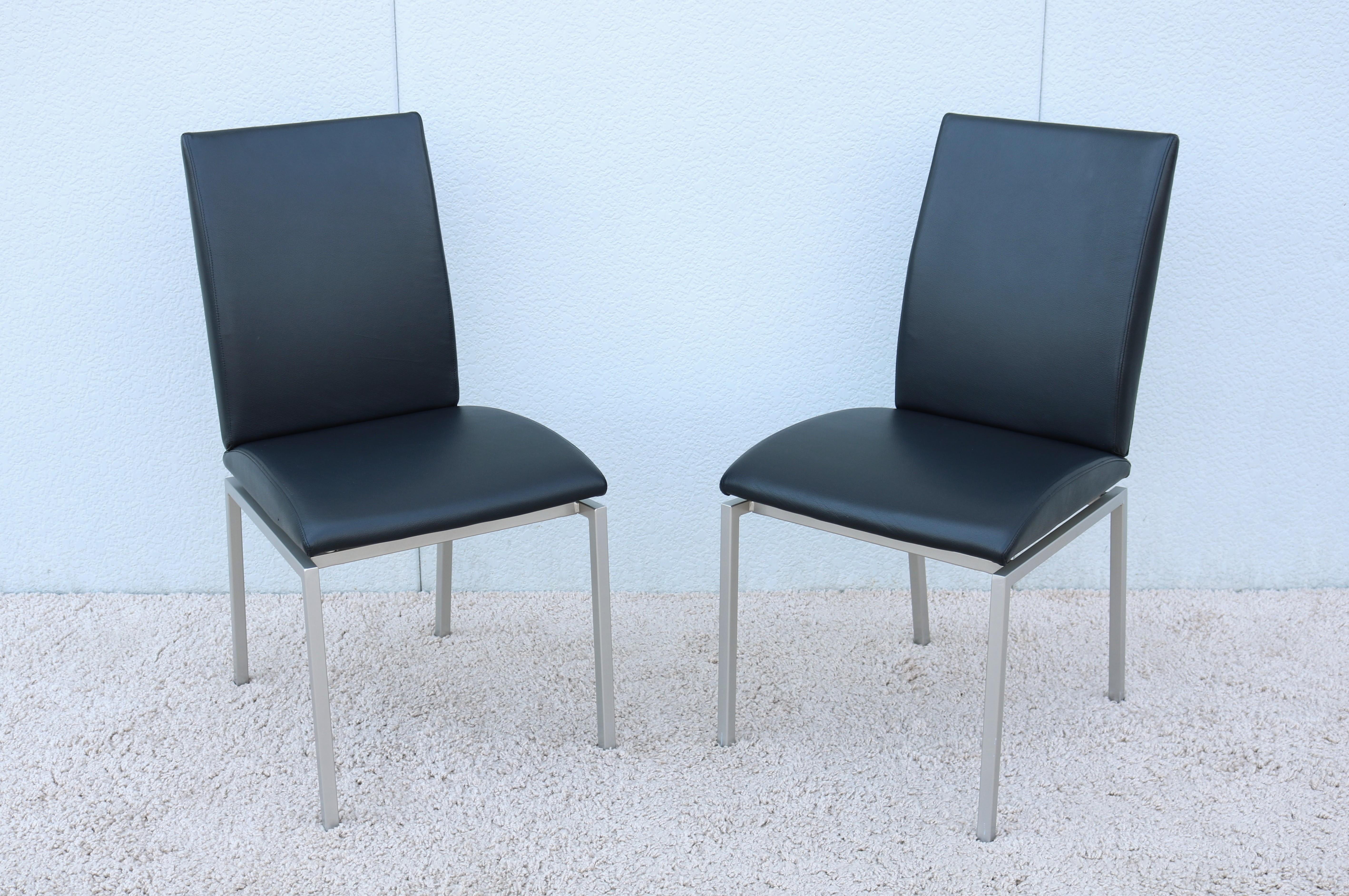 Fabuloso par de sillas de comedor sin brazos de cuero negro fabricadas en Italia por Calligaris.
Estas sillas presentan un asiento tapizado en piel elegantemente acolchado y un respaldo alto, que garantizan un confort óptimo. El asiento se apoya en