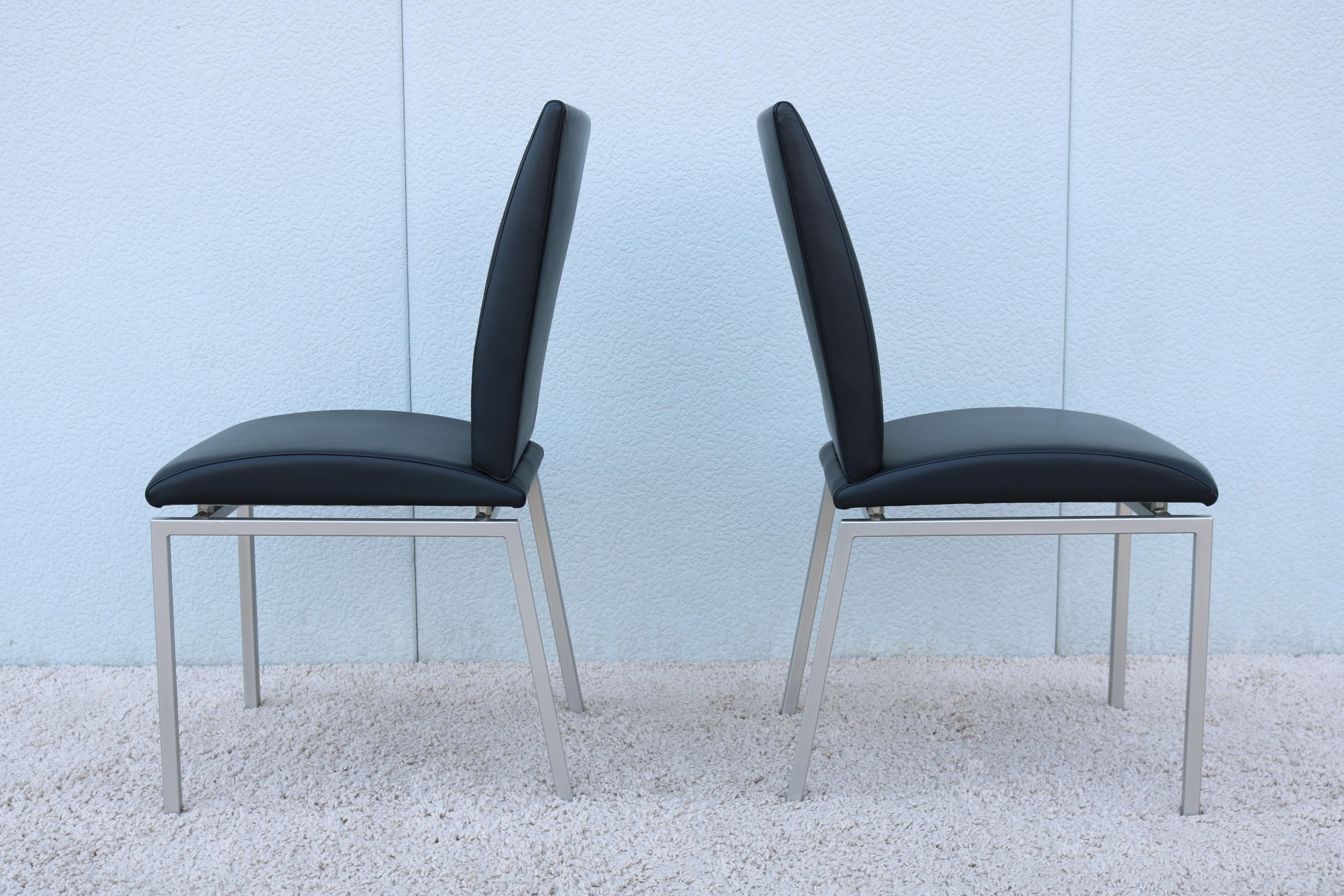 Sillas de Comedor Modernas Italianas Calligaris de Piel Negra Fabricadas en Italia - un Par en Excelente estado para la venta en Secaucus, NJ