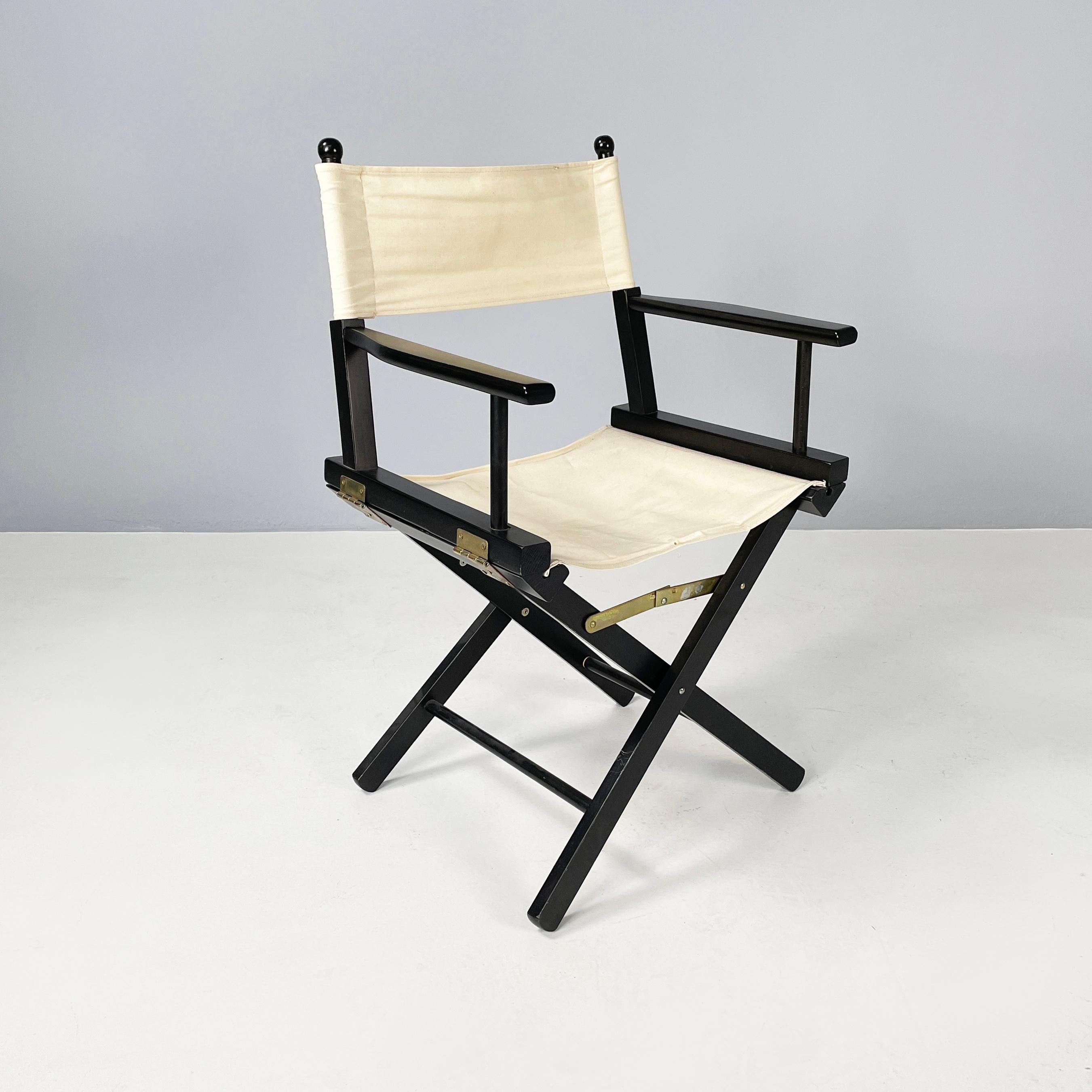 Fauteuils directoriaux pliants modernes italiens en bois noir et tissu blanc par Calligaris, 1990
Jeu de 8 chaises de réalisateur pliantes avec structure en bois peint en noir. L'assise carrée et le dossier rectangulaire sont constitués d'un rabat