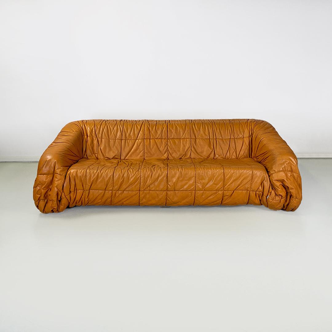 Canapé moderne italien Piumino à trois places en cuir caramel par De Pas, D'Urbino et Lomazzi, années 1970.
Canapé modèle Piumino avec structure interne en mousse expansée et assise confortable recouverte de cuir souple bouclé, de couleur marron