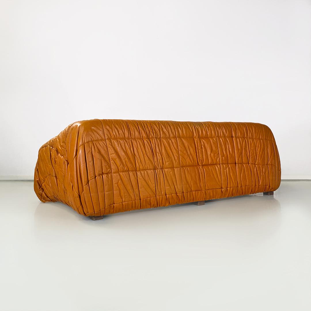 Fin du 20e siècle Canapé Piumino moderne italien en cuir caramel par De Pas, D'urbino & Lomazzi, 1970 en vente