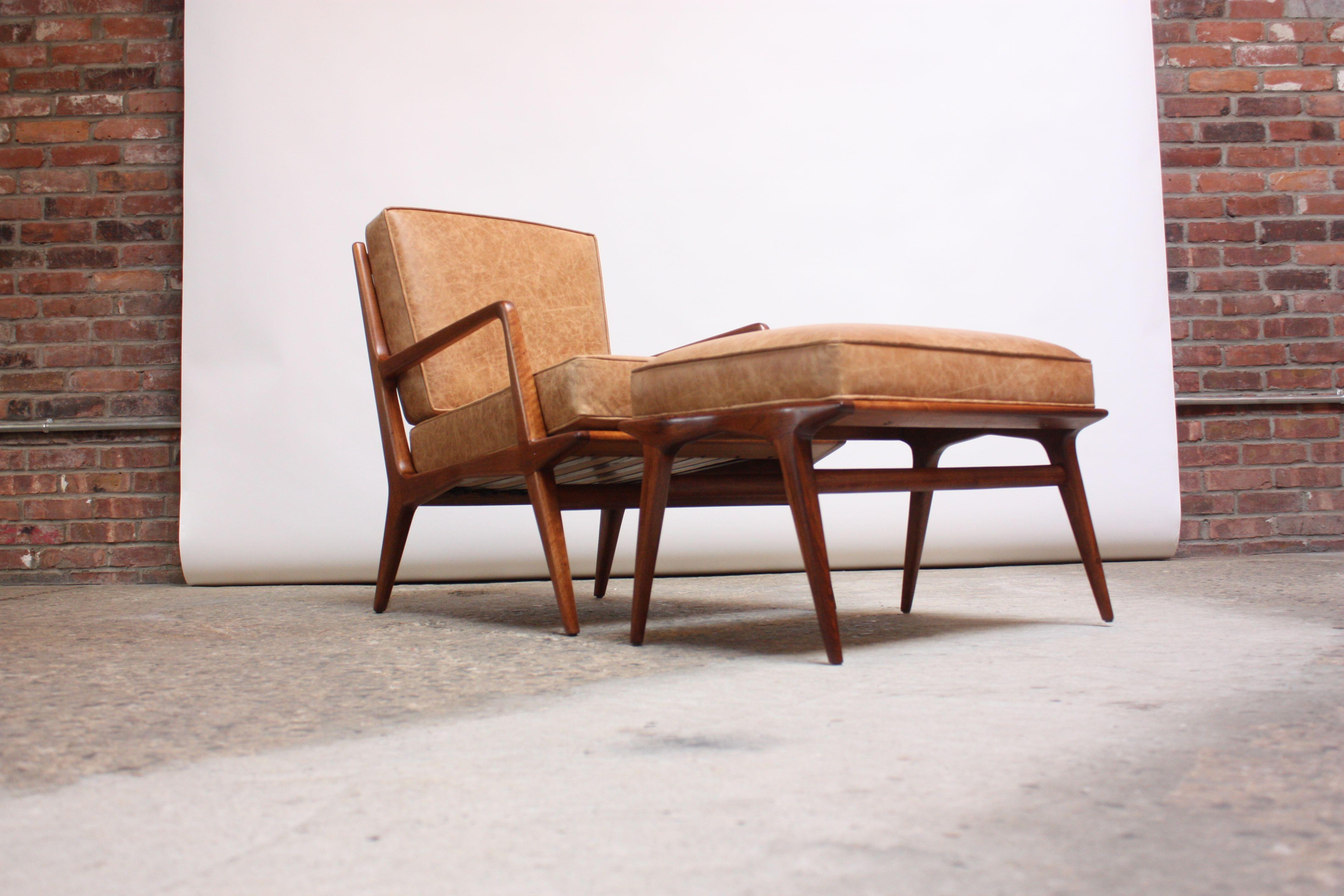 italienischer Sessel und Ottomane aus Nussbaumholz aus den 1950er Jahren, entworfen von Carlo de Carli für M. Singer & Sons. Mit einem stark modellierten Rahmen mit Leiterlehne, klaren Linien und gespreizten Beinen. Neu gepolstert in braunem Leder