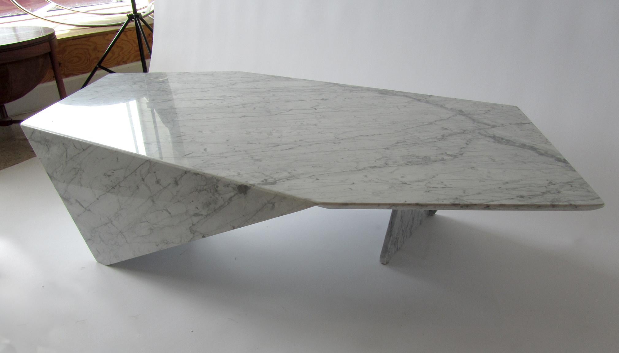 Italian Modern marble coffee table, with cantilevered edges and floating planes, produced by Minotti.