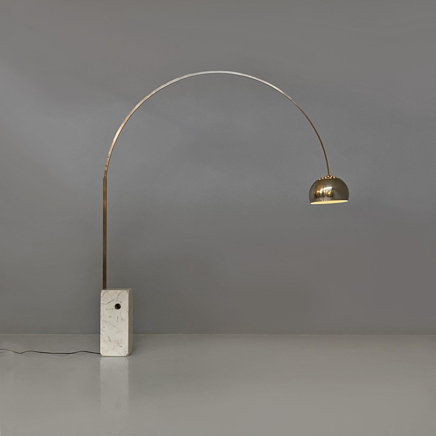 Moderne italienische Stehleuchte Arco aus Carrara-Marmor und Metall, Gebrüder Castiglioni, für Flos, 1962.
Stehleuchte Modell Arco mit direktem Licht, mit Sockel aus weißem Carrara-Marmor und Teleskopstange aus satiniertem Edelstahl. Verstellbarer