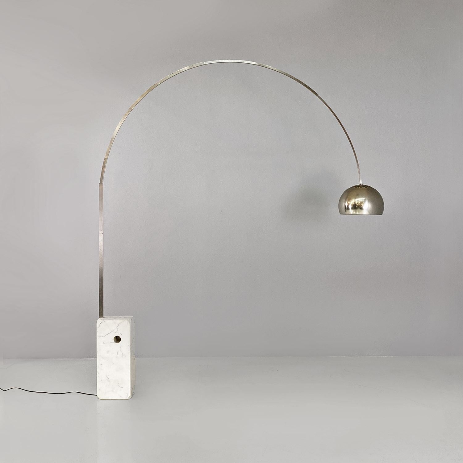 Moderne italienische Stehleuchte Arco aus Carrara-Marmor und Metall von Castiglioni's, Flos 1962 im Zustand „Gut“ im Angebot in MIlano, IT