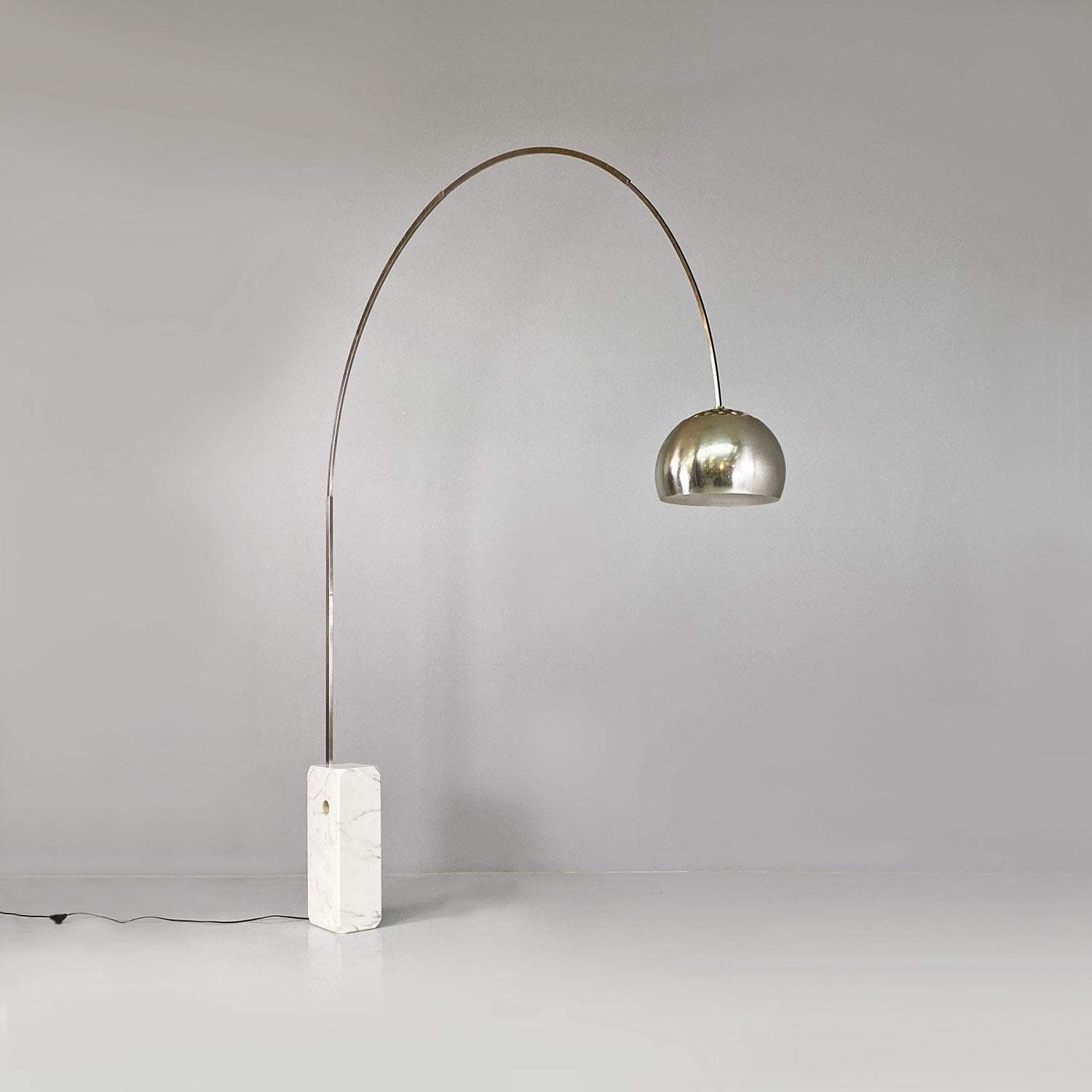 Moderne italienische Stehleuchte Arco aus Carrara-Marmor und Metall von Castiglioni's, Flos 1962 (Mid-20th Century) im Angebot