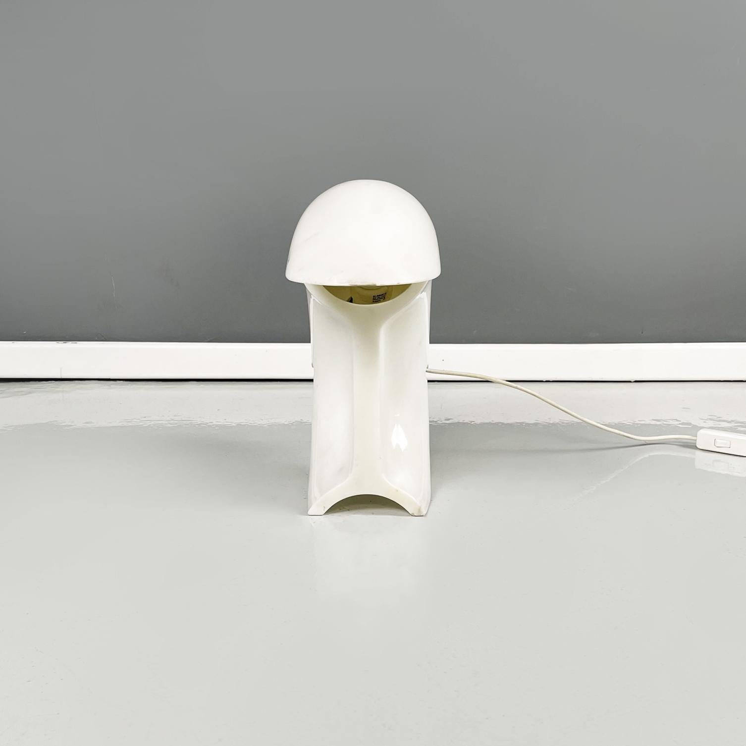 Lampe de table moderne italienne en marbre de Carrare Biagio de Tobia Scarpa pour Flos, 1970
Iconique et fantastique lampe de table mod. Biagio avec lumière directe et structure arrondie obtenue d'un seul bloc de marbre blanc de Carrare. La source