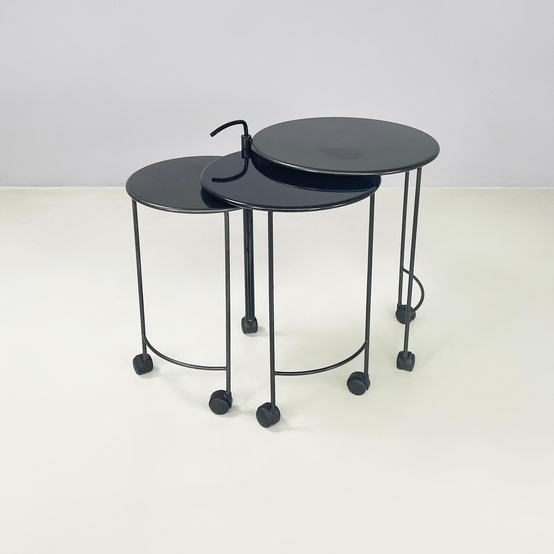 Italian modern Cart with 3 round tops in black metal, 1980s
Cart with 3 round shelves at different heights, entirely in black painted metal. The 3 tops can rotate around a central leg, in fact these can be arranged next to each other or aligned one