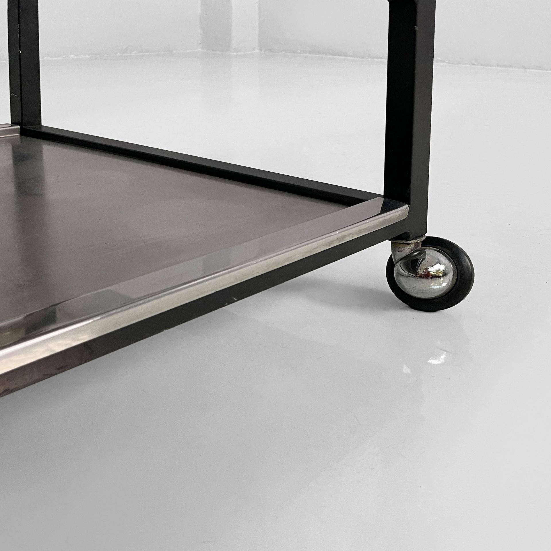 Carrello moderno italiano con portabottiglie in acciaio e metallo nero, anni '80 in vendita 11