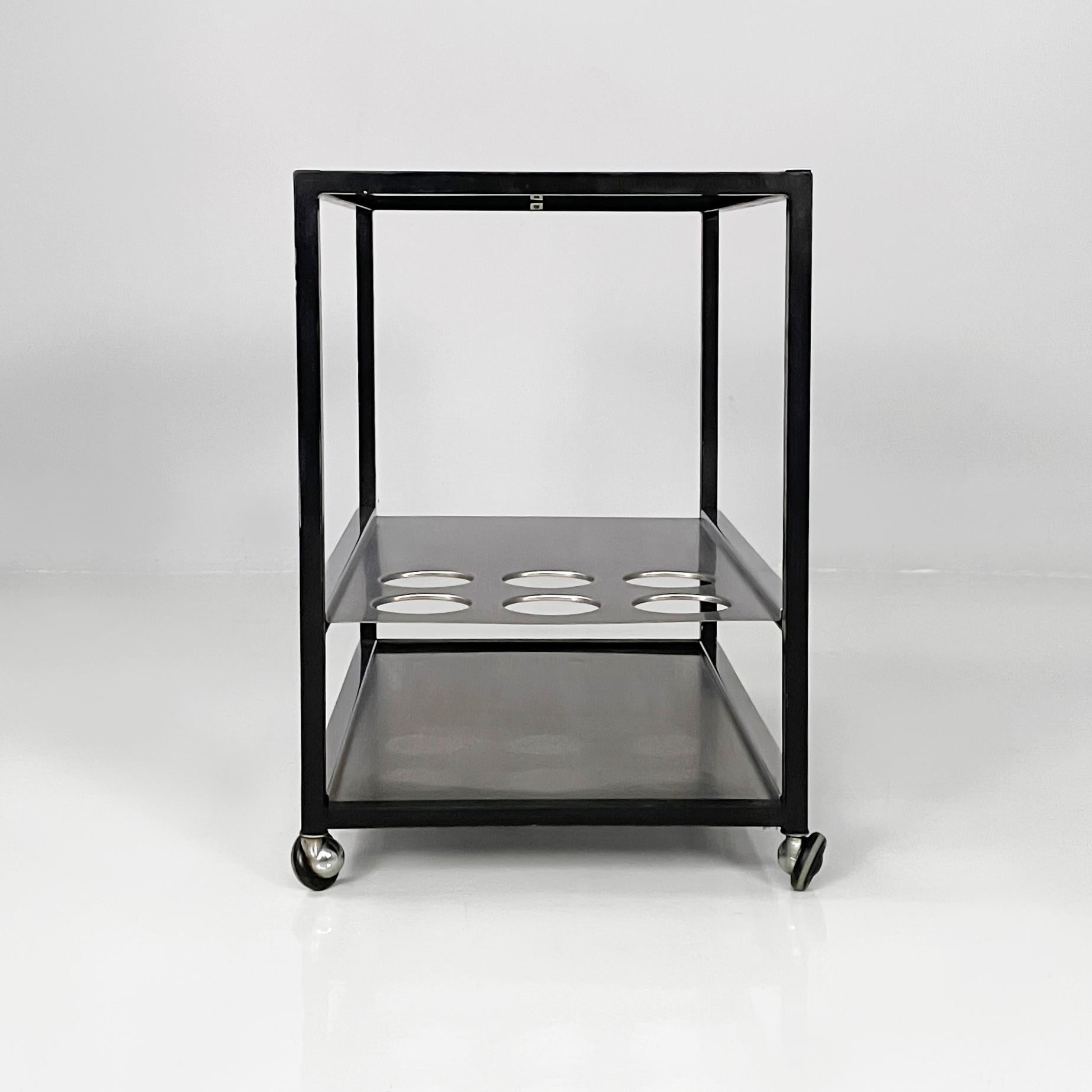 Moderno Carrello moderno italiano con portabottiglie in acciaio e metallo nero, anni '80 in vendita