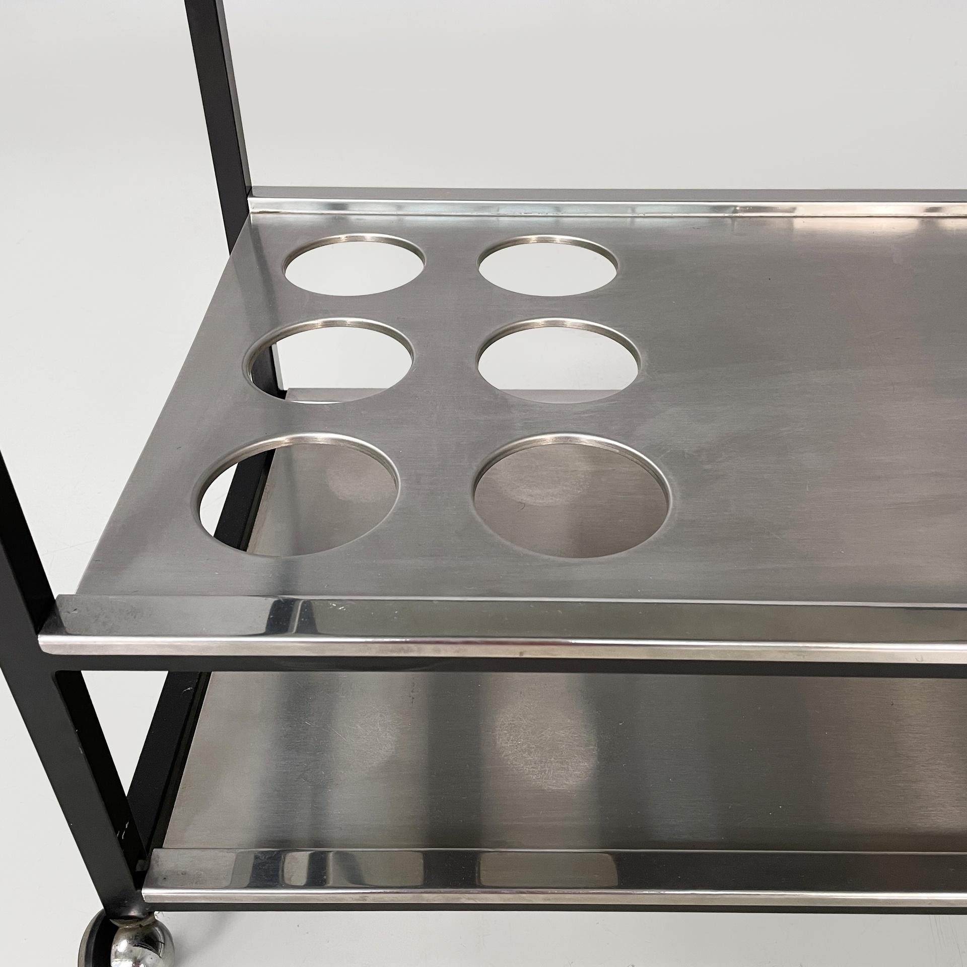 Metallo Carrello moderno italiano con portabottiglie in acciaio e metallo nero, anni '80 in vendita