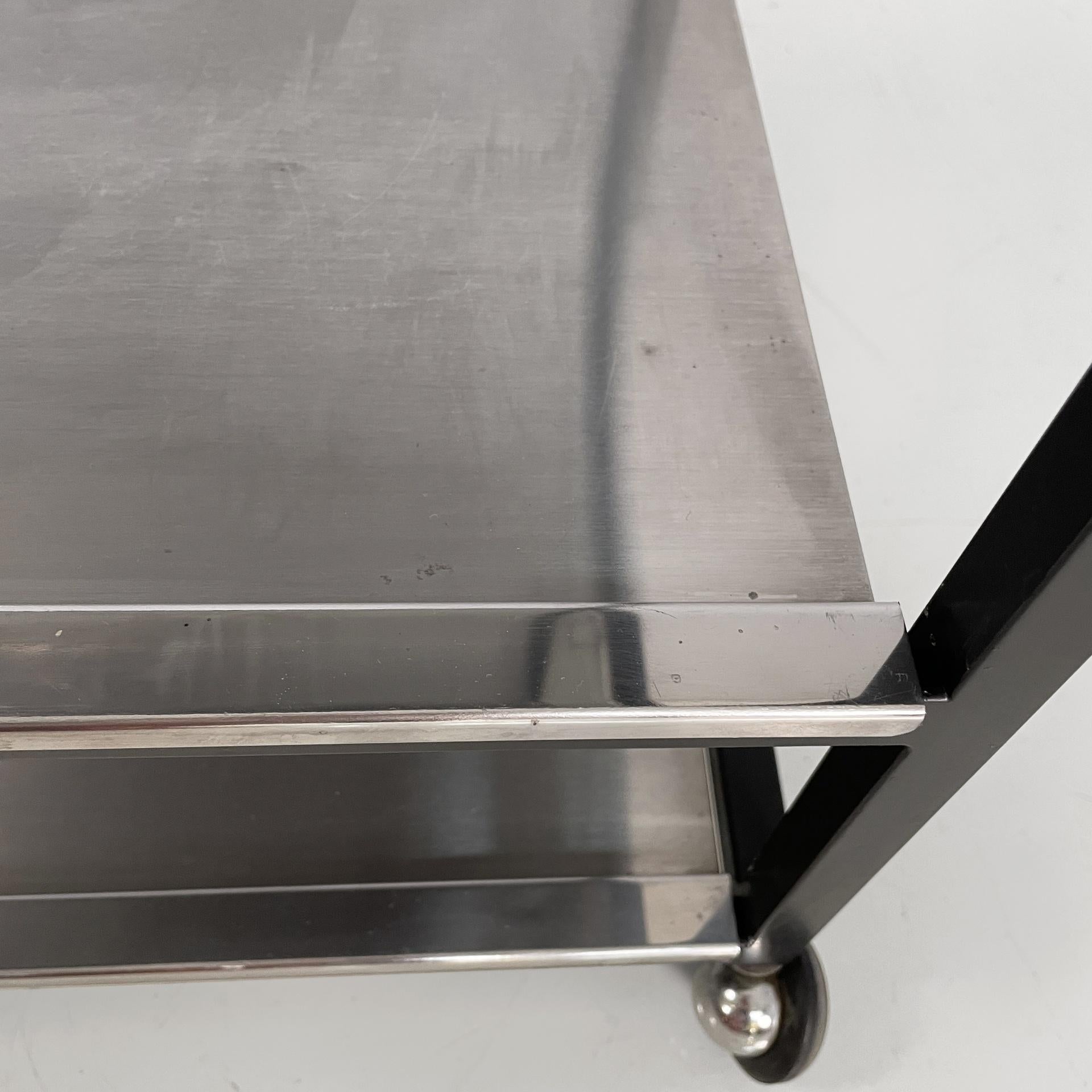 Carrello moderno italiano con portabottiglie in acciaio e metallo nero, anni '80 in vendita 1