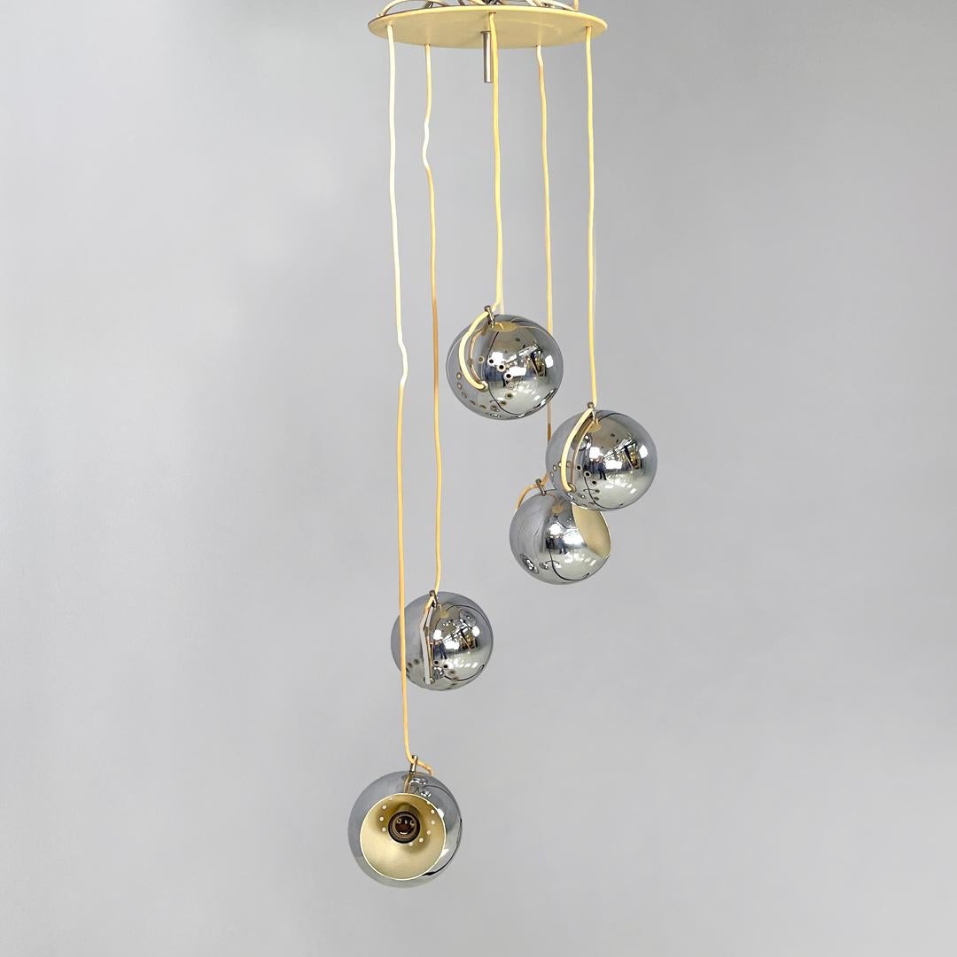 Italian modern cascade chandelier with chromed metal spheres, 1970s
Cascading chandelier with a round base, composed of five suspended spheres in chromed metal with the interior lacquered in white. The support on the ceiling is given by a round