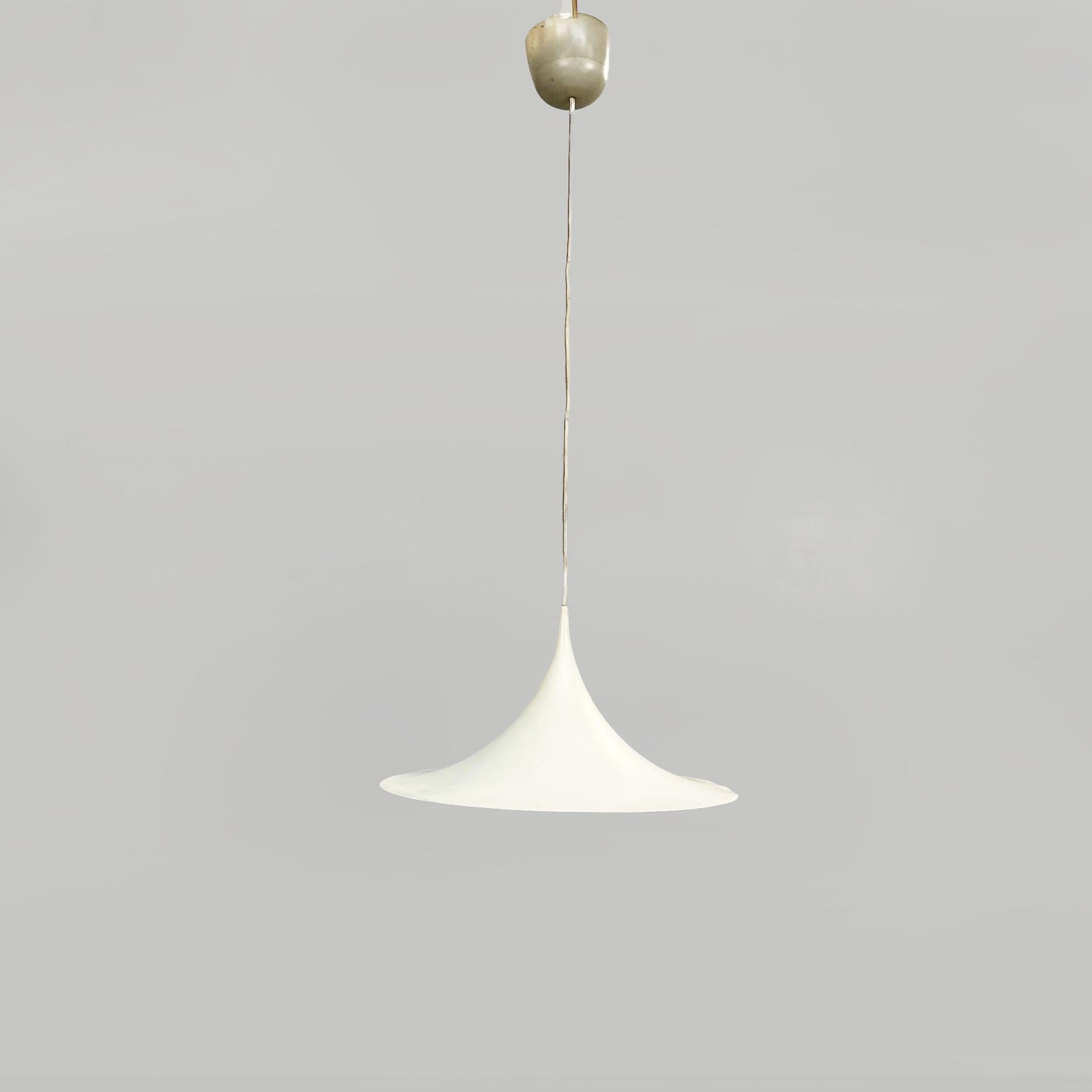 Italian modern Ceiling lamp Semi by Bonderup & Thorup for Fog & Mørup, 1970s
Chandelier mod. Semi has his characteristic lightness of the shape of the lampshade, with a round base in white enamelled metal.
Produced by for Fog & Mørup in 1970s and