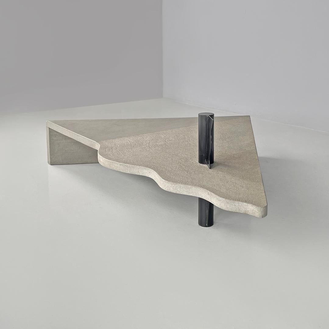 Italian modern cement and black metal wavy triangular coffee table, 1980s In Good Condition For Sale In MIlano, IT