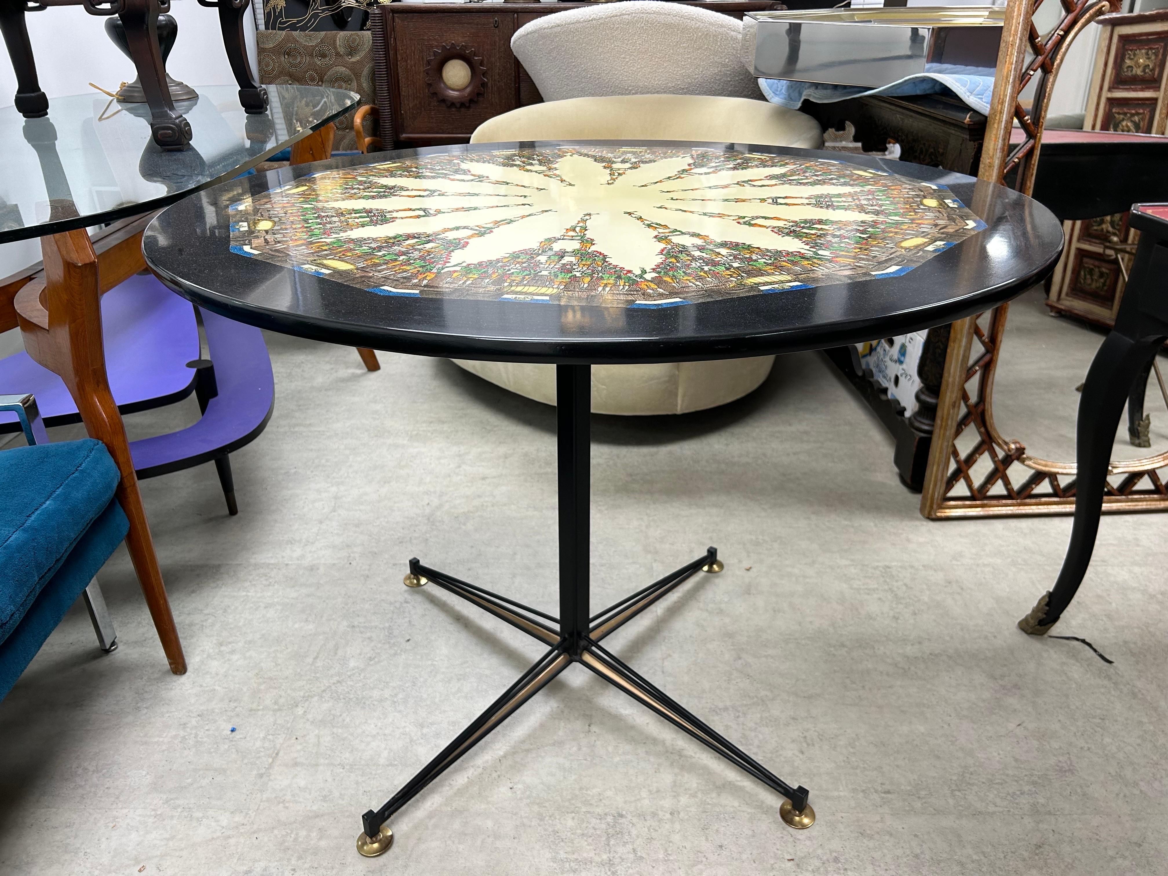 Tavolo da centro moderno italiano di Fornasetti.
Offriamo questo originale centro italiano di metà secolo moderno di Piero Fornasetti con base in ferro, piedi in ottone e piano in legno laccato decorato. Questo splendido tavolo può essere utilizzato