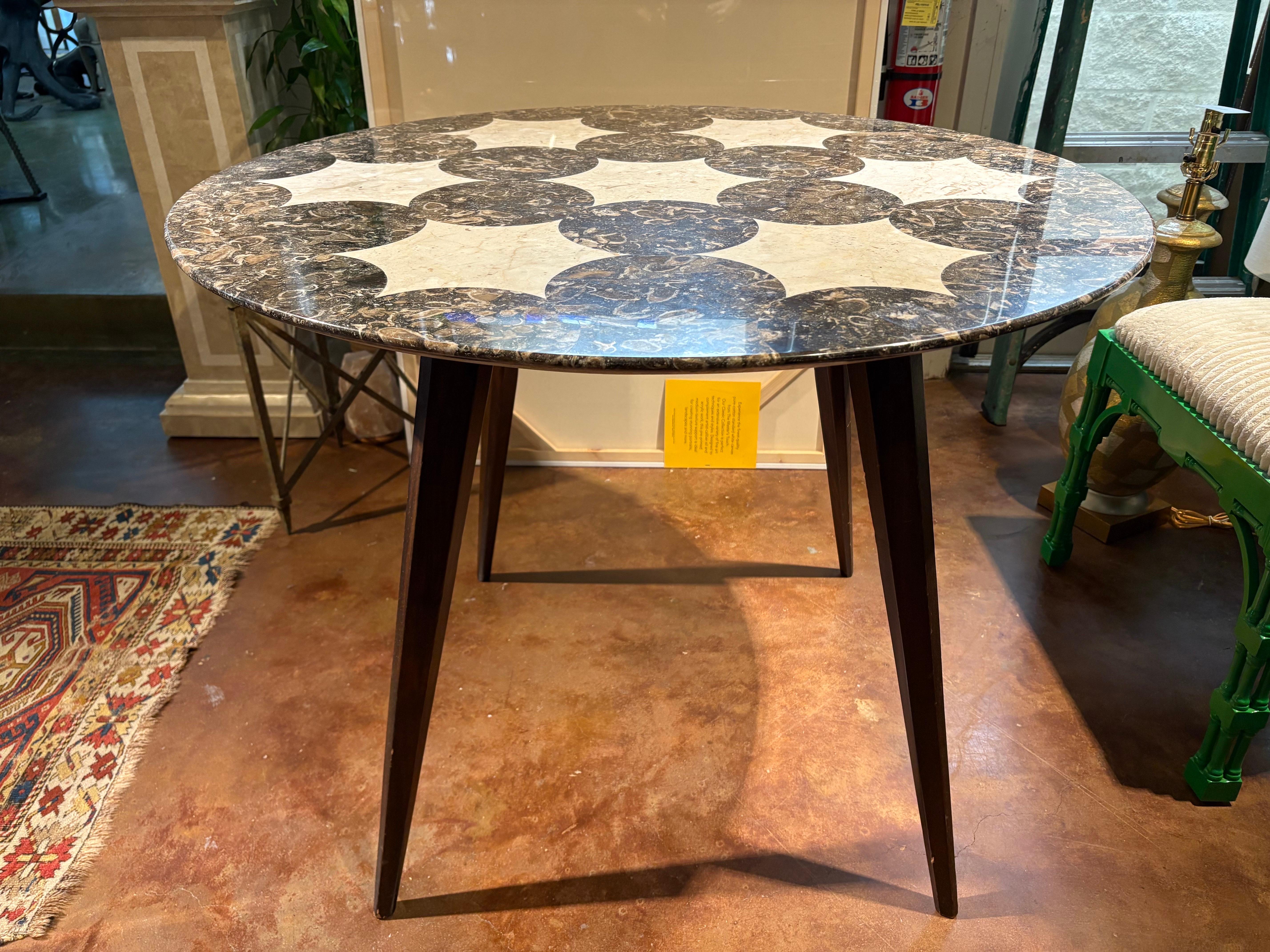 Table centrale moderne italienne par Ico Parisi.
Voici un exemple exceptionnel du célèbre designer italien Ico Parisi. Cette table centrale, table de salle à manger ou table de jeu moderne italienne est d'un design simpliste, tout en conservant le