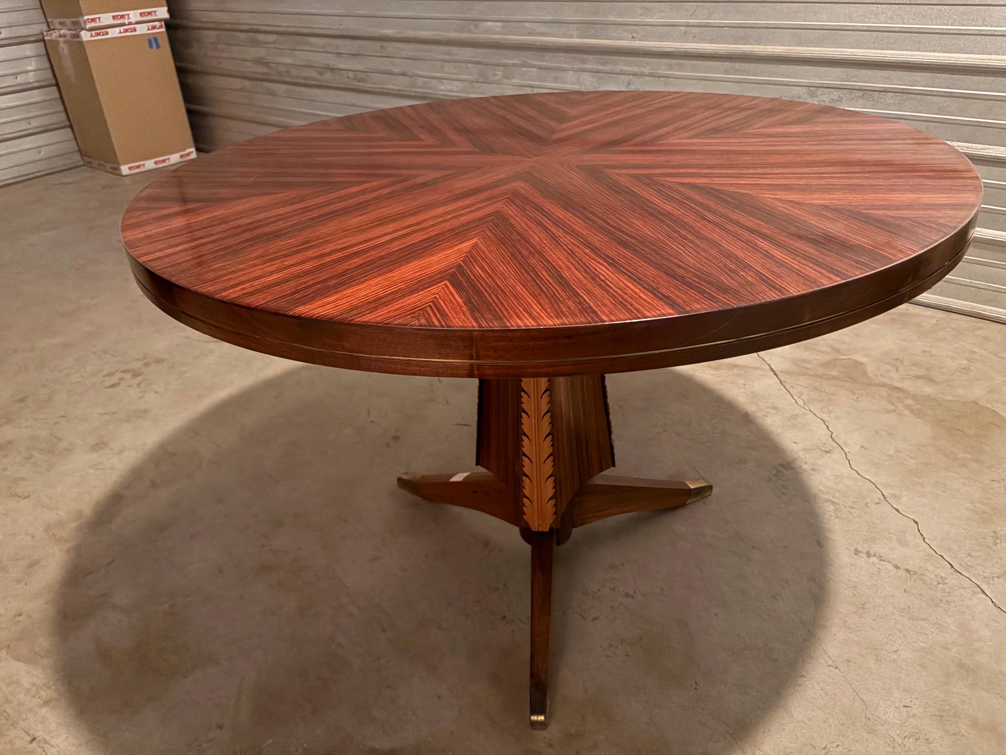 Tavolo da centro moderno italiano progettato da Pier Luigi Colli.
In offerta c'è uno splendido tavolo centrale italiano di metà secolo, un tavolo da pranzo o un tavolo da gioco di
Wood misto con una formosa base a piedistallo, uno splendido piano in