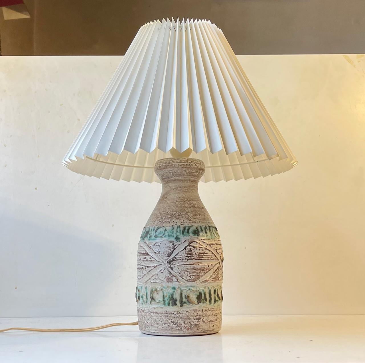 Italian Chamotte table light decorated with white soft/delicate glaze and green stripes. It has no markings but is similar to pieces by Aldo Londi for Bitossi. It is mounted with a new white fluted danish shade. Measurements: H: 46 cm, D: 33 cm