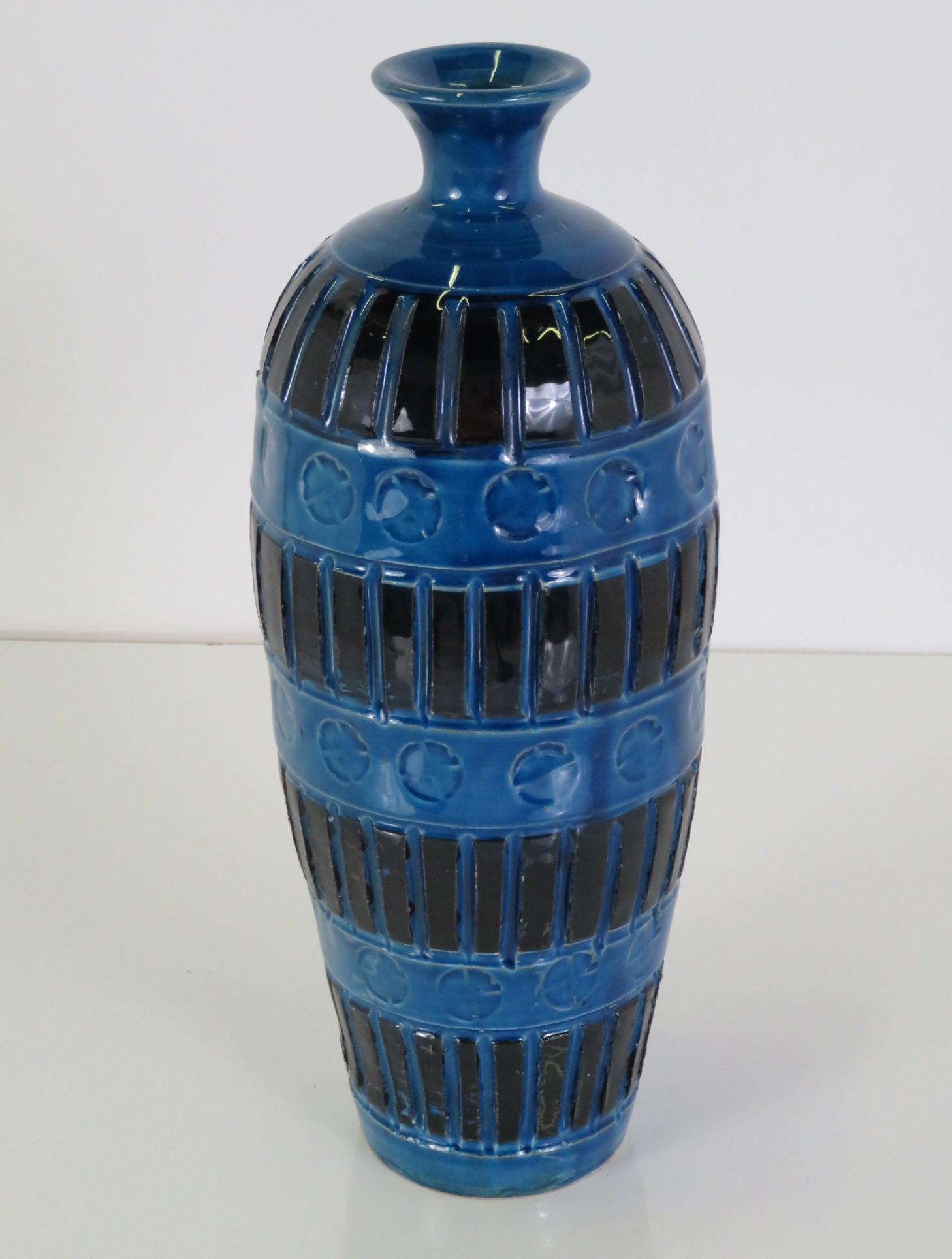 Mid-Century Modern textured Italian pottery Vase made by Fratelli Fanciullacci in the early 1960s. With a glossy Rimini blue glaze over incised clay stamped with Aldo Londi's iconic round circles and heavy ribbed bands in blue black glaze. Terracota