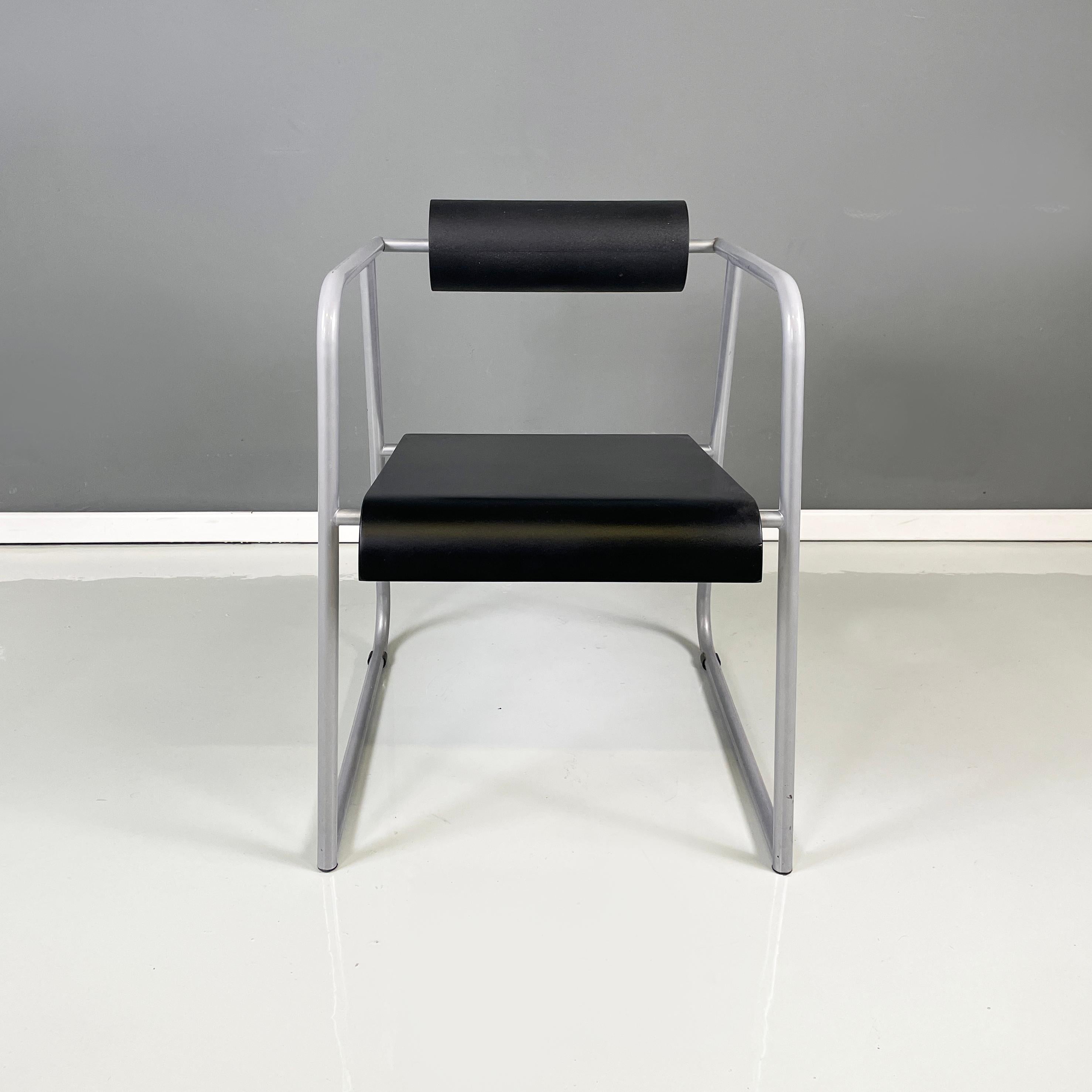 Chaise moderne italienne en métal gris, caoutchouc noir et bois, années 1980
Chaise avec structure en métal tubulaire peinte en gris. L'assise rectangulaire est en bois courbé noir et le dossier cylindrique est en caoutchouc noir.
1980s. 
Bon état,