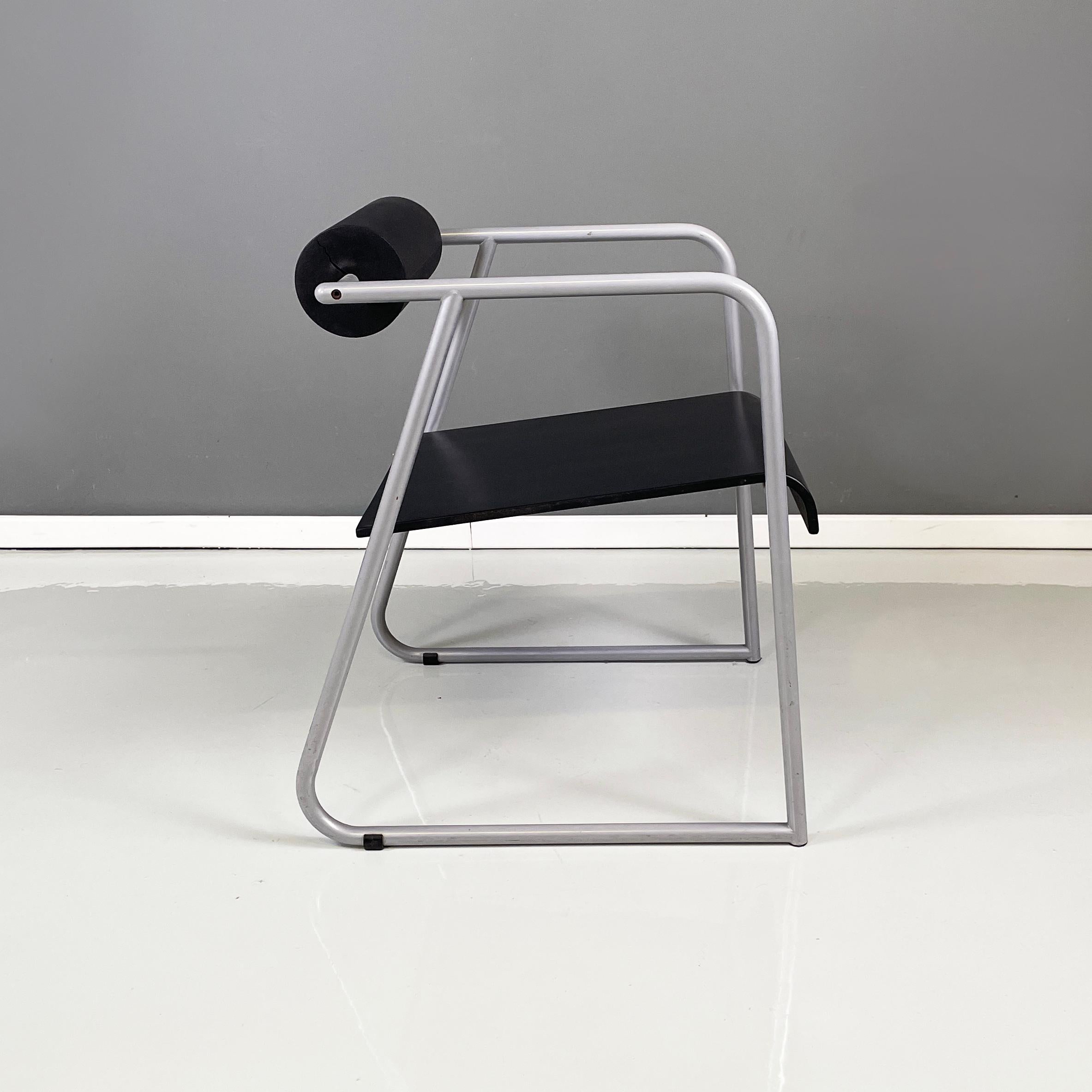 Moderne Chaise moderne italienne en métal gris, caoutchouc noir et bois, années 1980 en vente