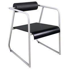 Silla moderna italiana de metal gris, caucho negro y madera, años 80