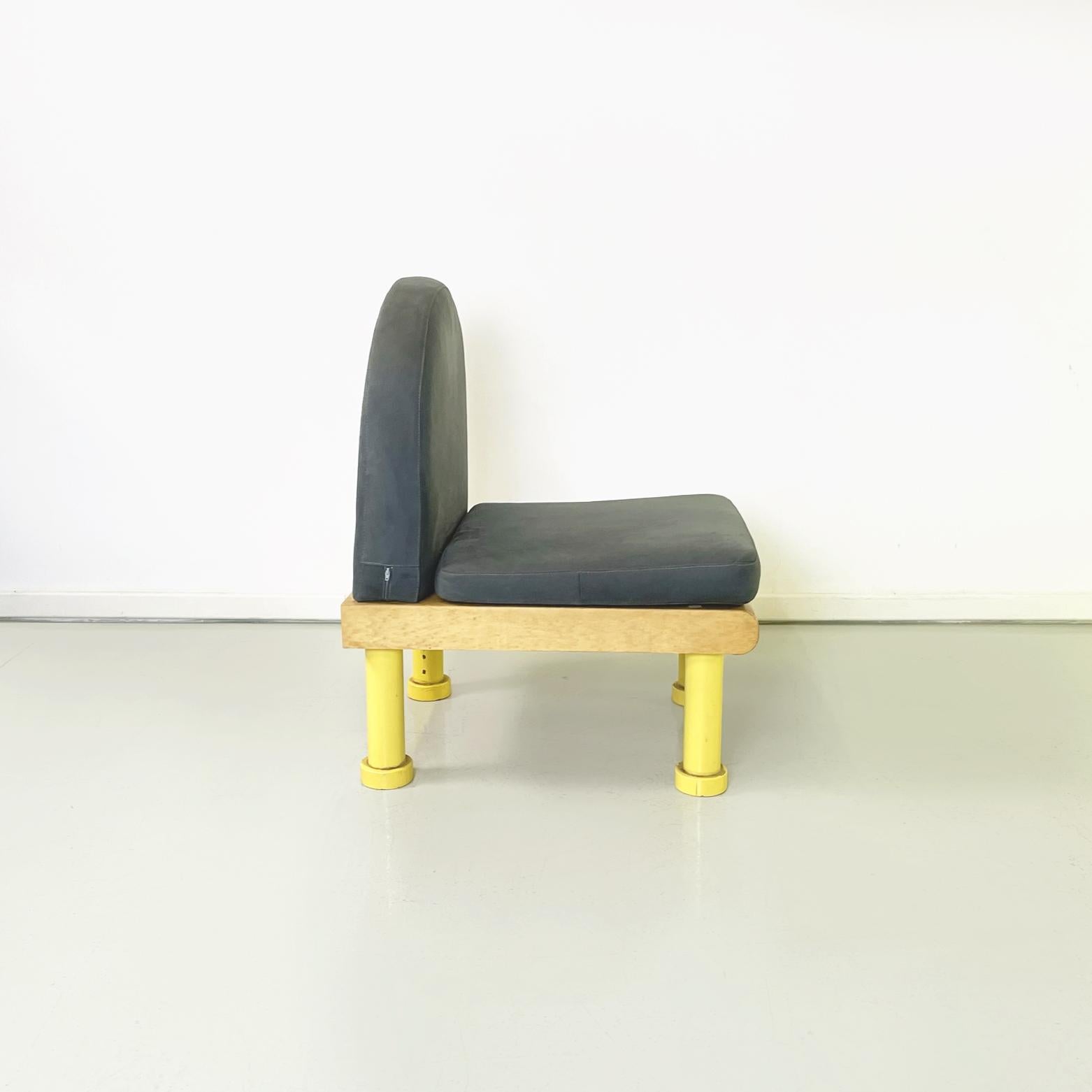 Moderner italienischer Stuhl aus grauem Samt, gebürstetem Holz und gelbem Metall, 1980er Jahre (Italienisch) im Angebot