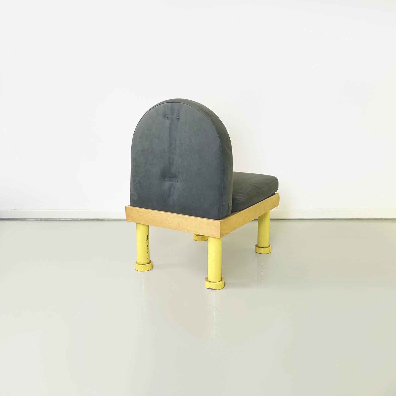 Moderner italienischer Stuhl aus grauem Samt, gebürstetem Holz und gelbem Metall, 1980er Jahre im Zustand „Gut“ im Angebot in MIlano, IT